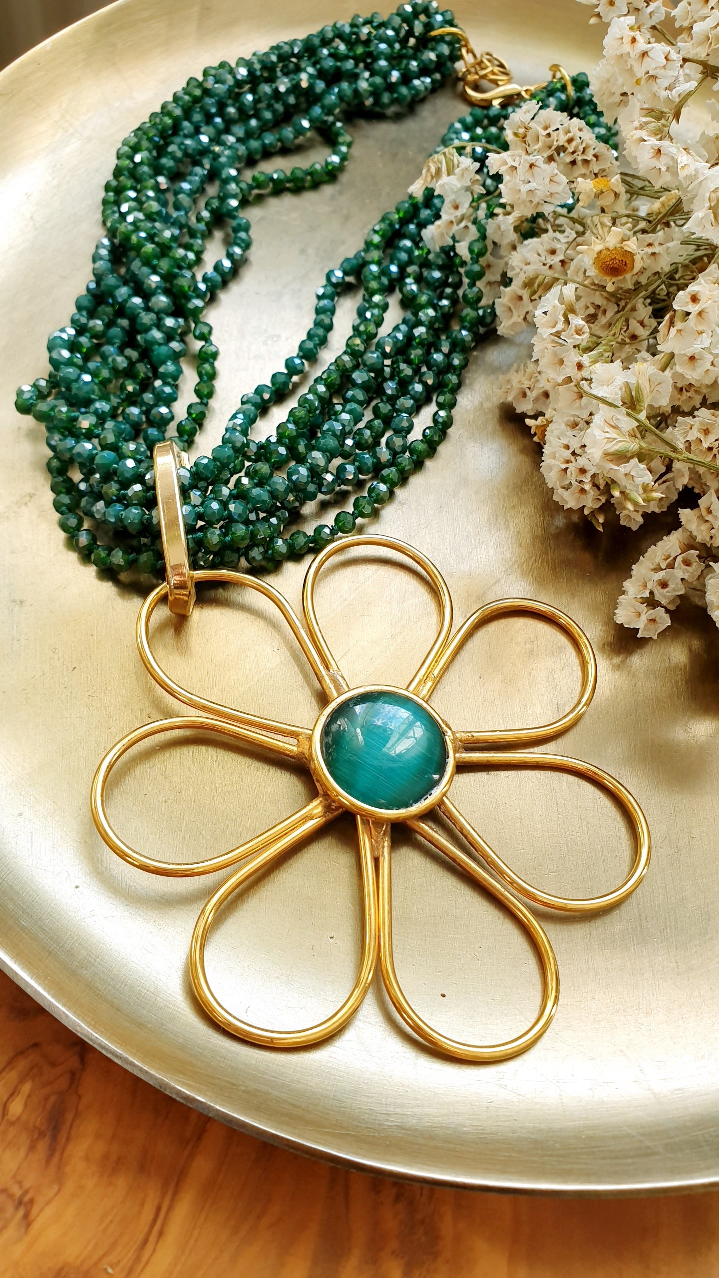 Girocollo di cristallini con fiore placcato oro e occhio di gatto