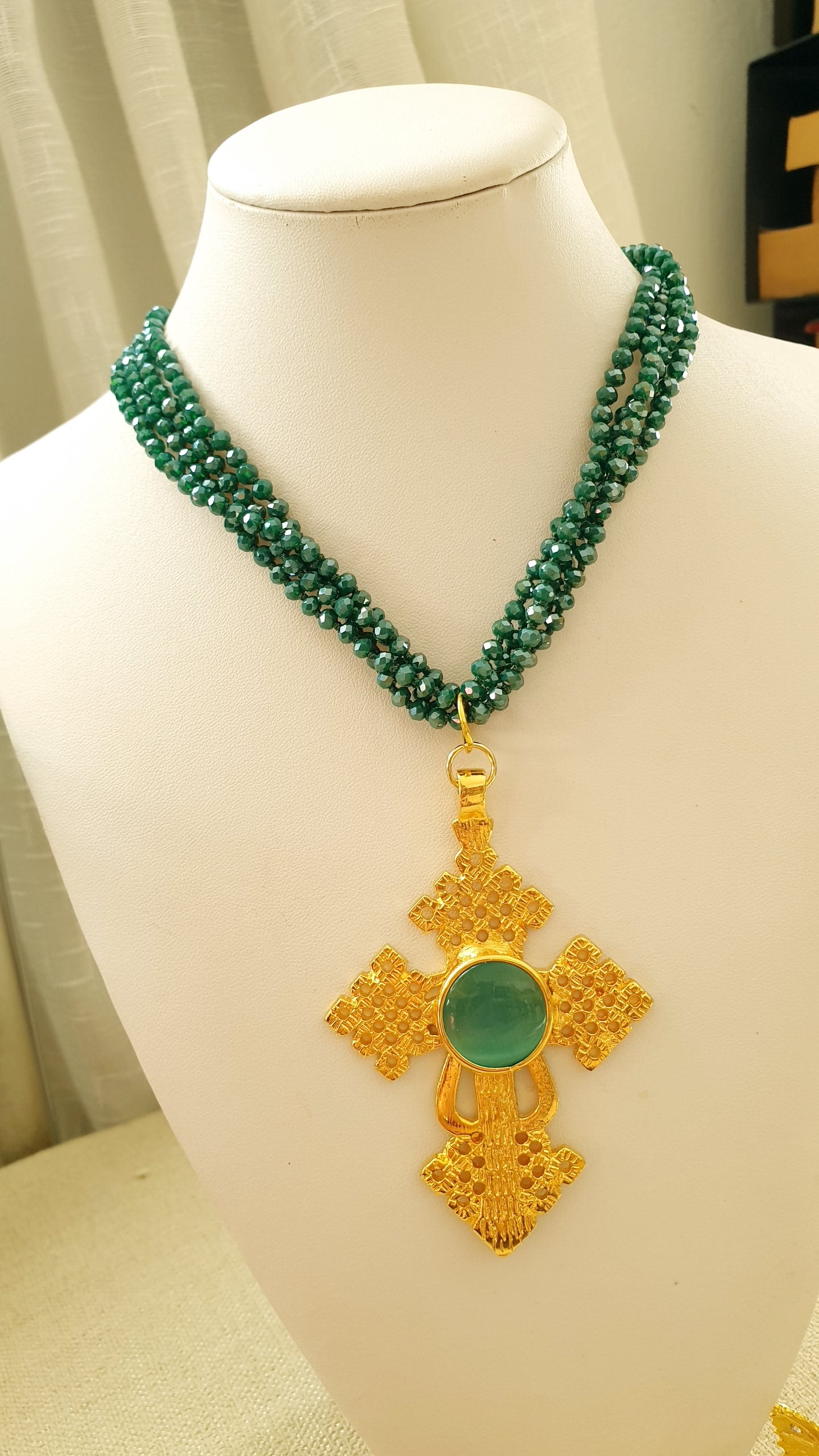 Girocollo di cristallini con croce e occhio di gatto