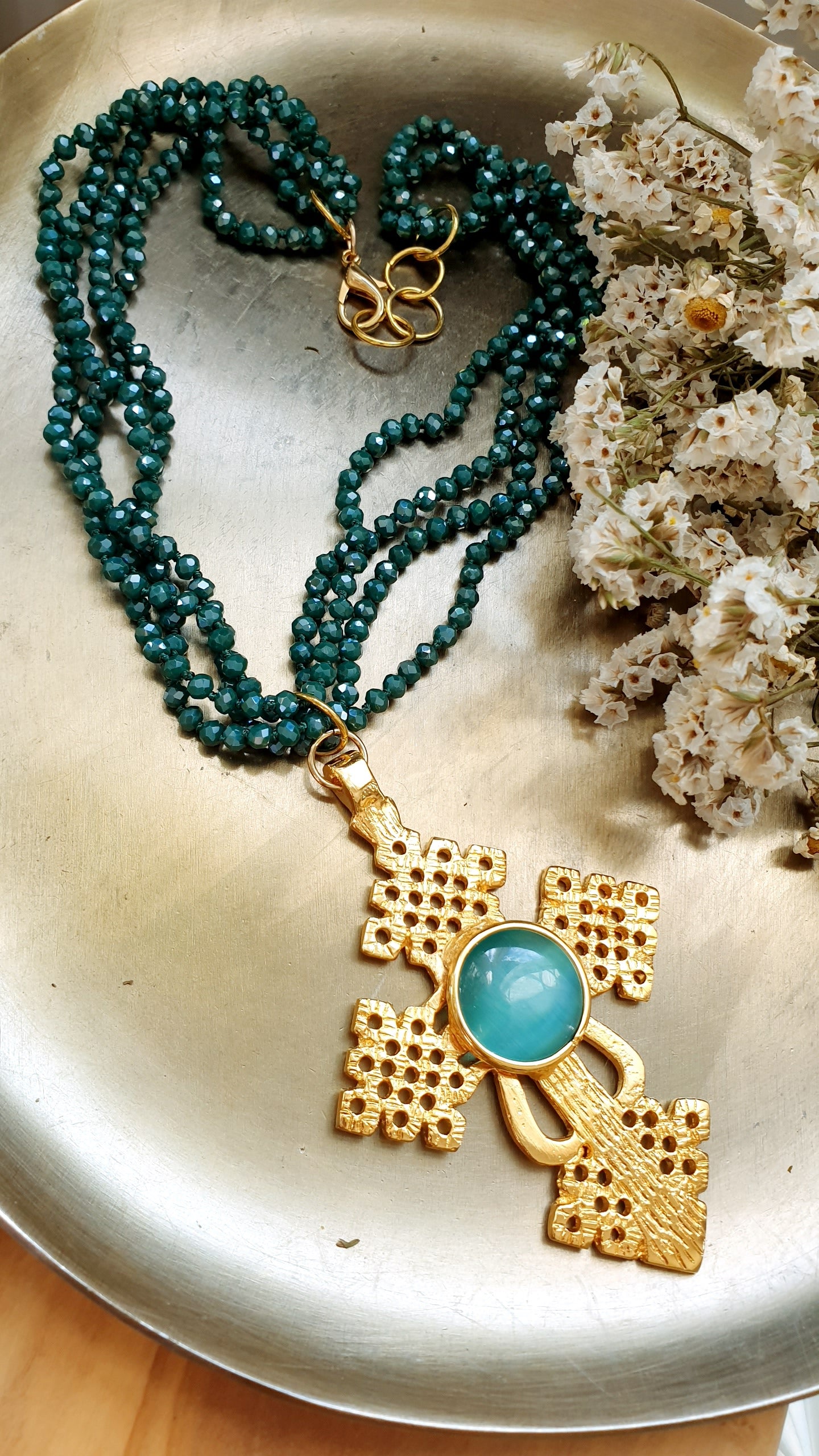 Girocollo di cristallini con croce e occhio di gatto