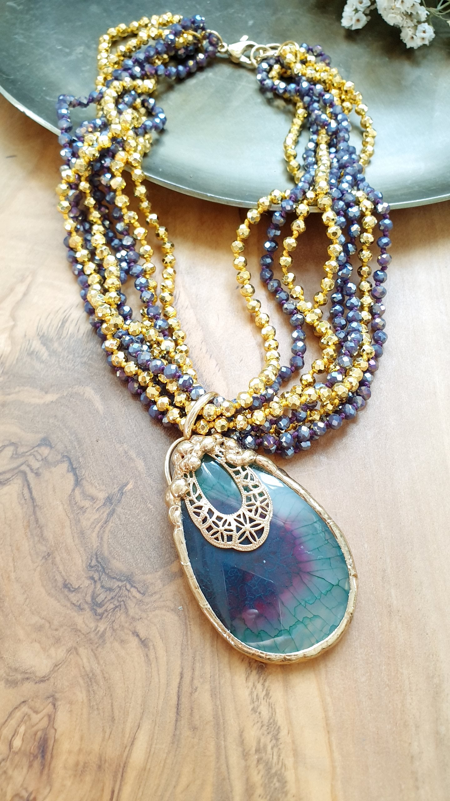 Girocollo di cristallini con grande agata