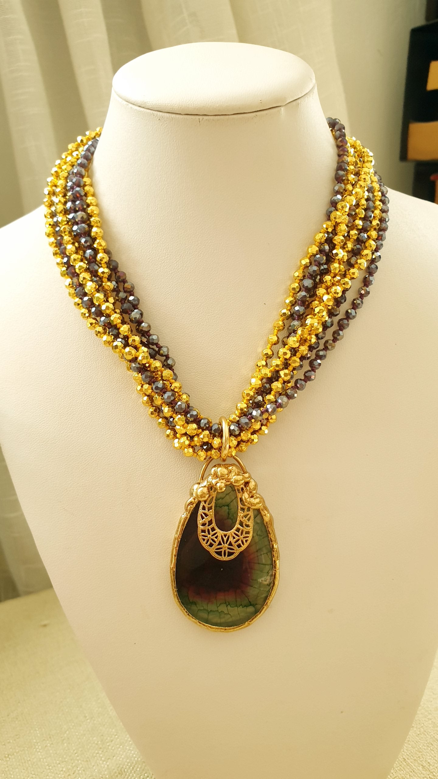 Girocollo di cristallini con grande agata