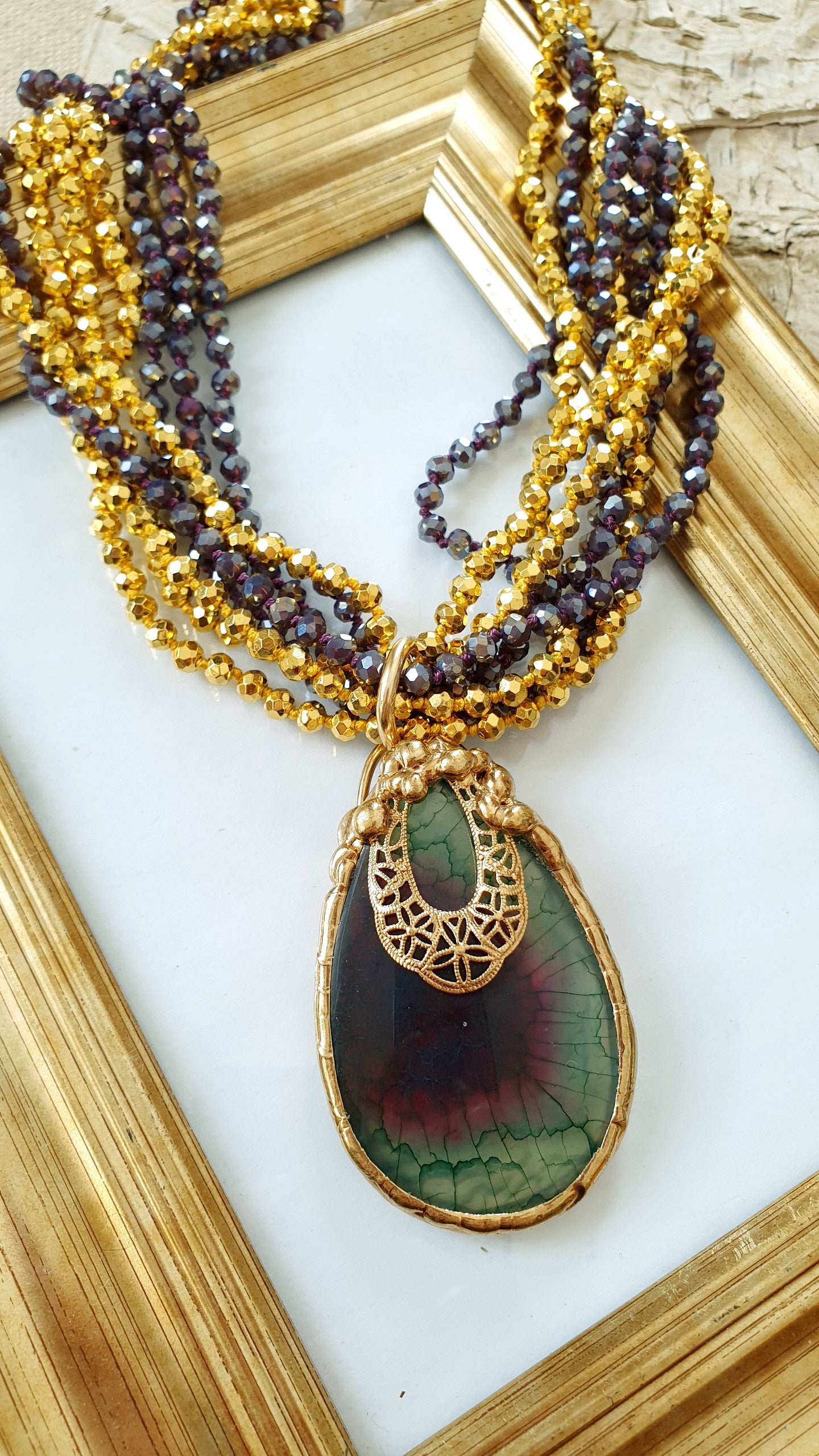 Girocollo di cristallini con grande agata