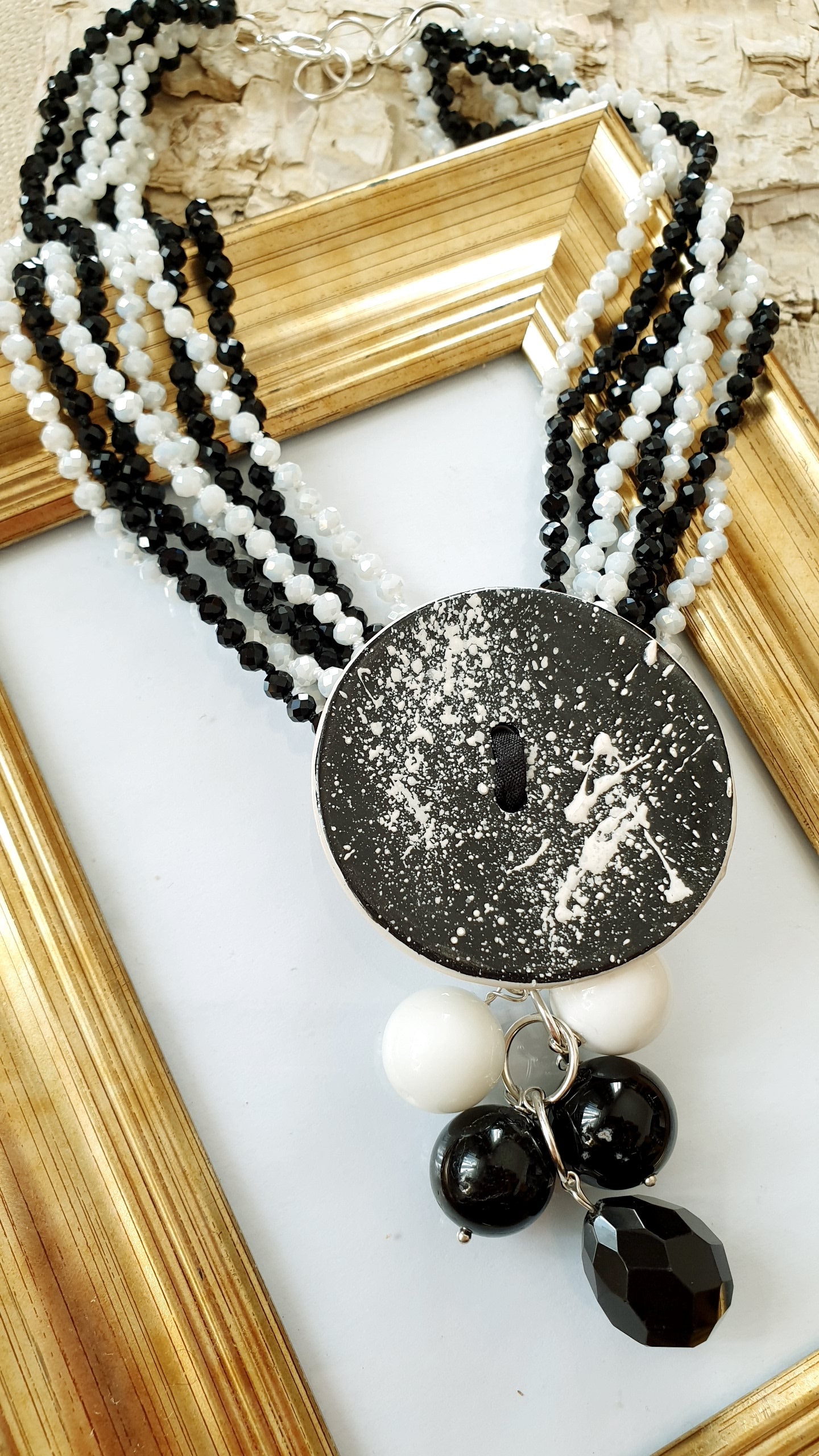 Girocollo con cristallini, ceramica , onice, agata bianca.