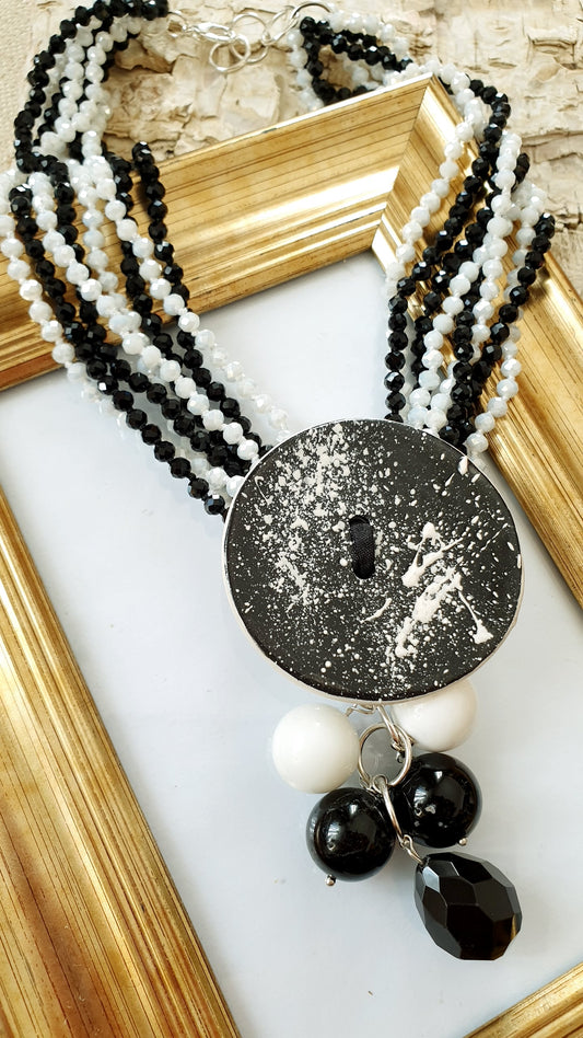 Girocollo con cristallini, ceramica , onice, agata bianca.