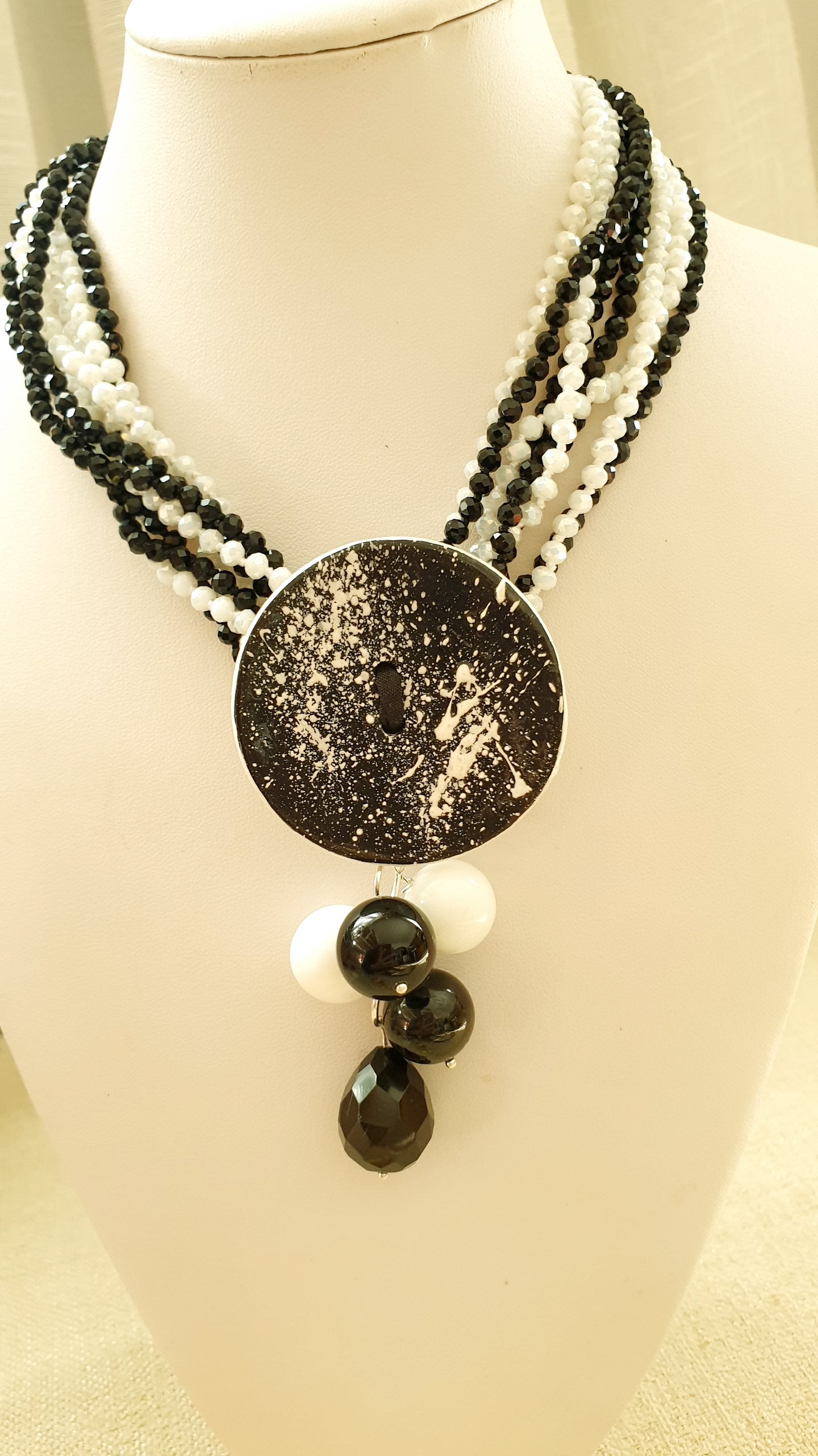 Girocollo con cristallini, ceramica , onice, agata bianca.