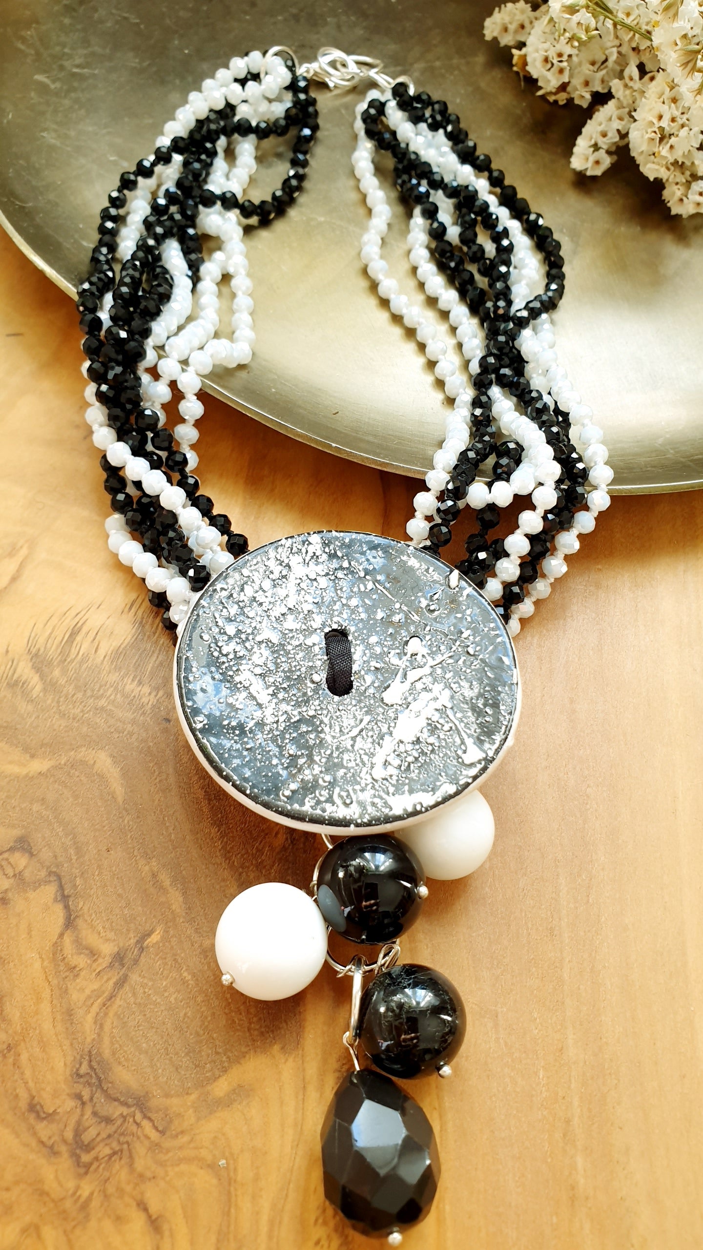 Girocollo con cristallini, ceramica , onice, agata bianca.