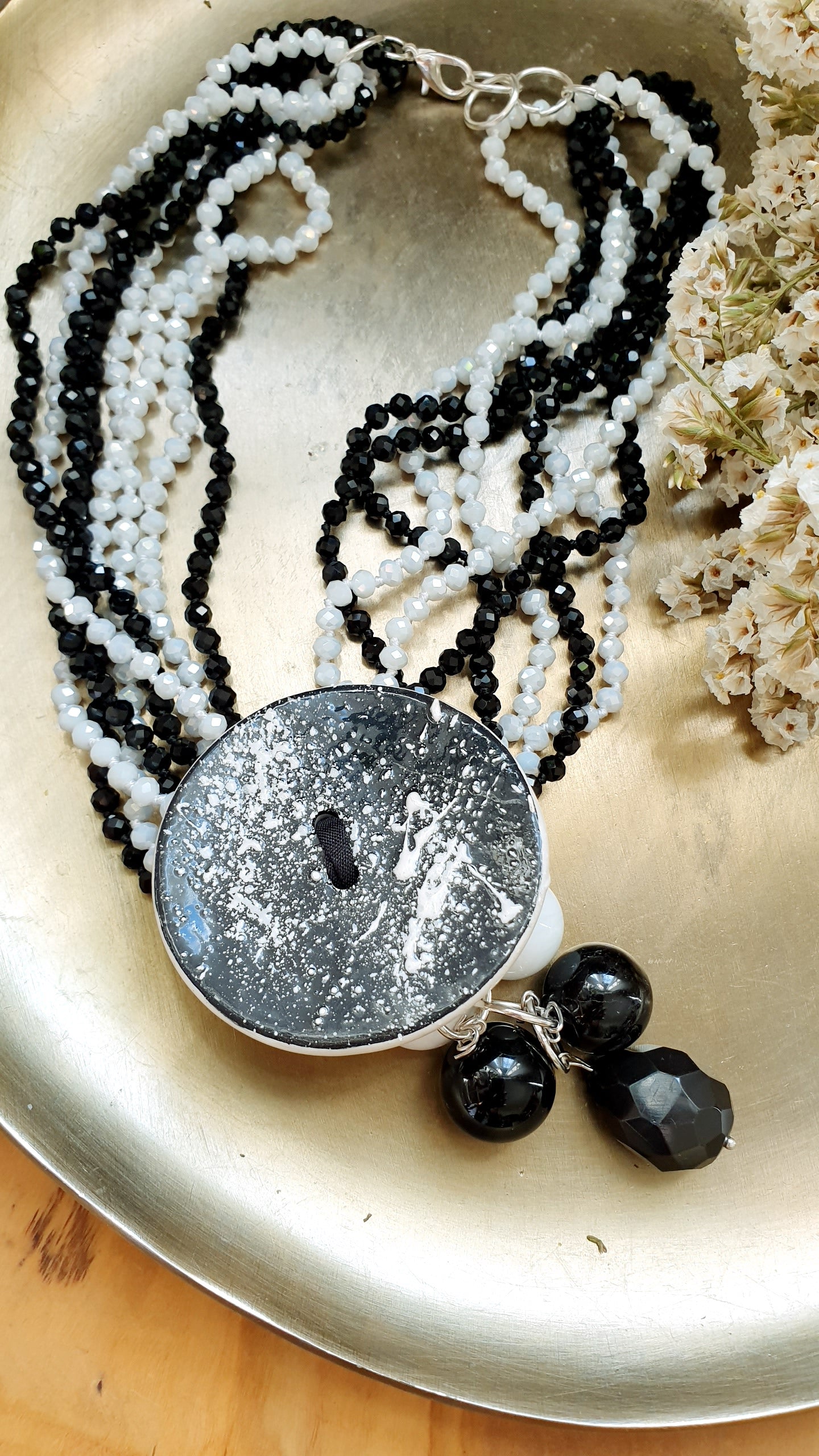 Girocollo con cristallini, ceramica , onice, agata bianca.