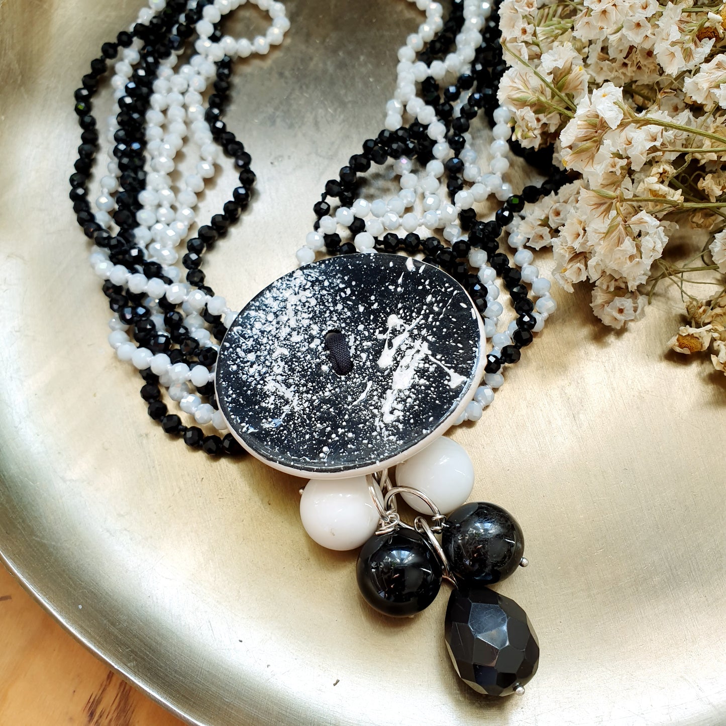 Girocollo con cristallini, ceramica , onice, agata bianca.