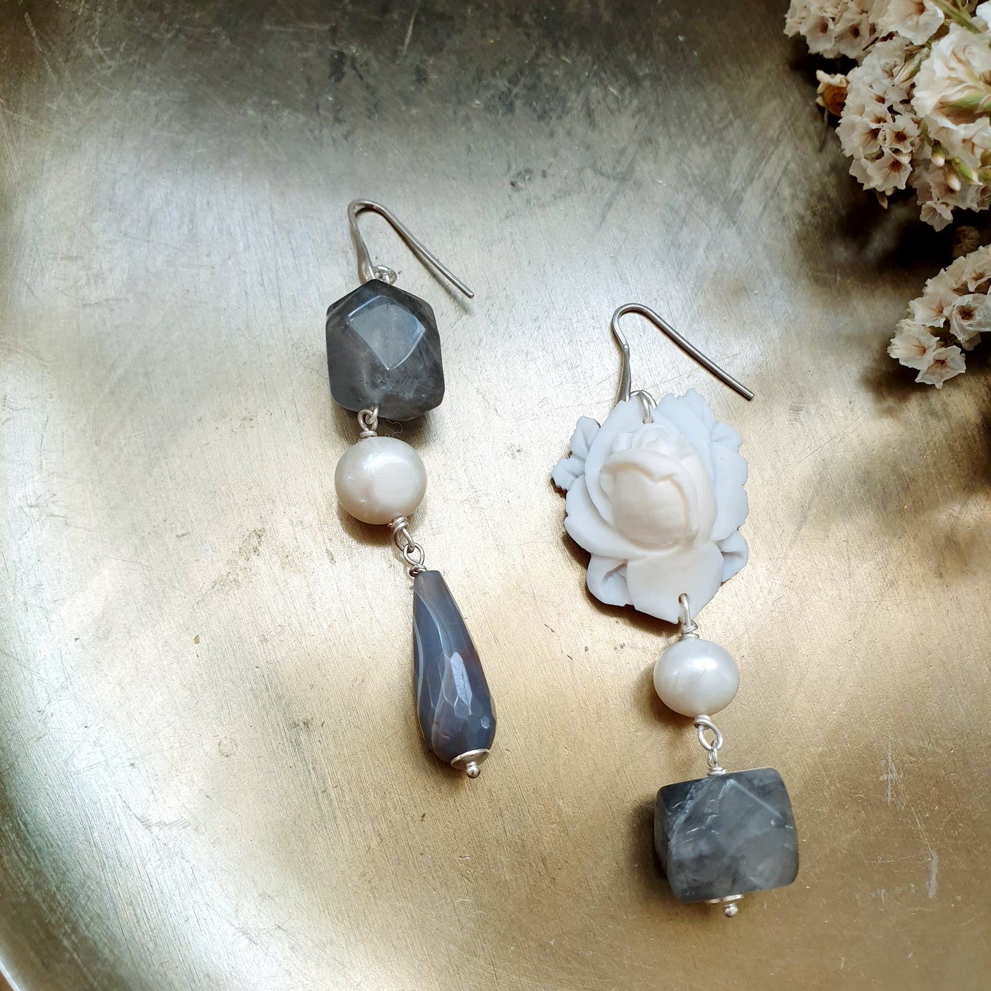 Orecchini in argento con cammeo agate grigie, perle