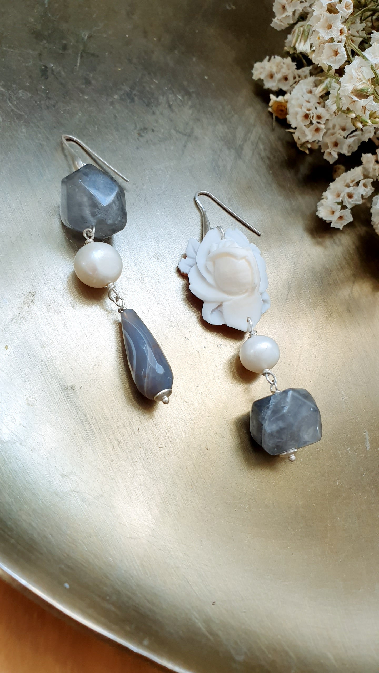 Orecchini in argento con cammeo agate grigie, perle