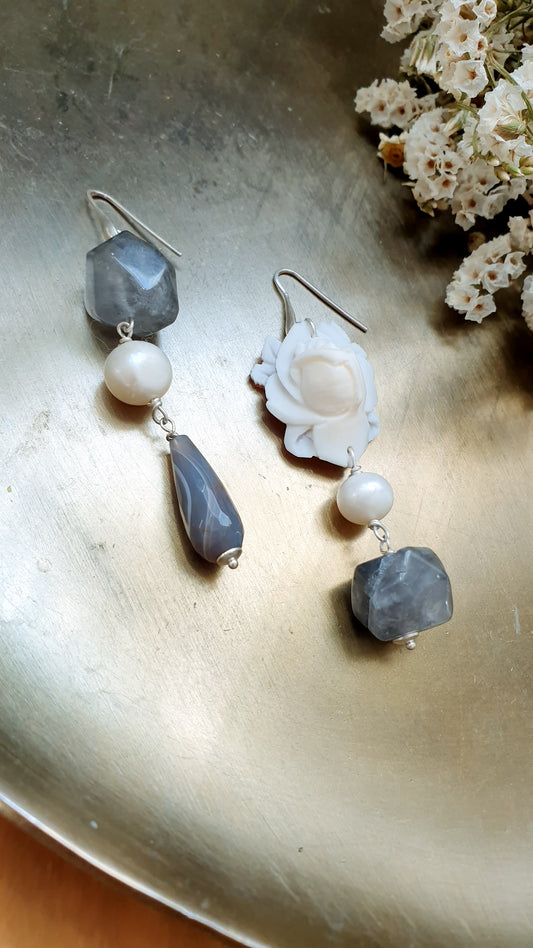 Orecchini in argento con cammeo agate grigie, perle