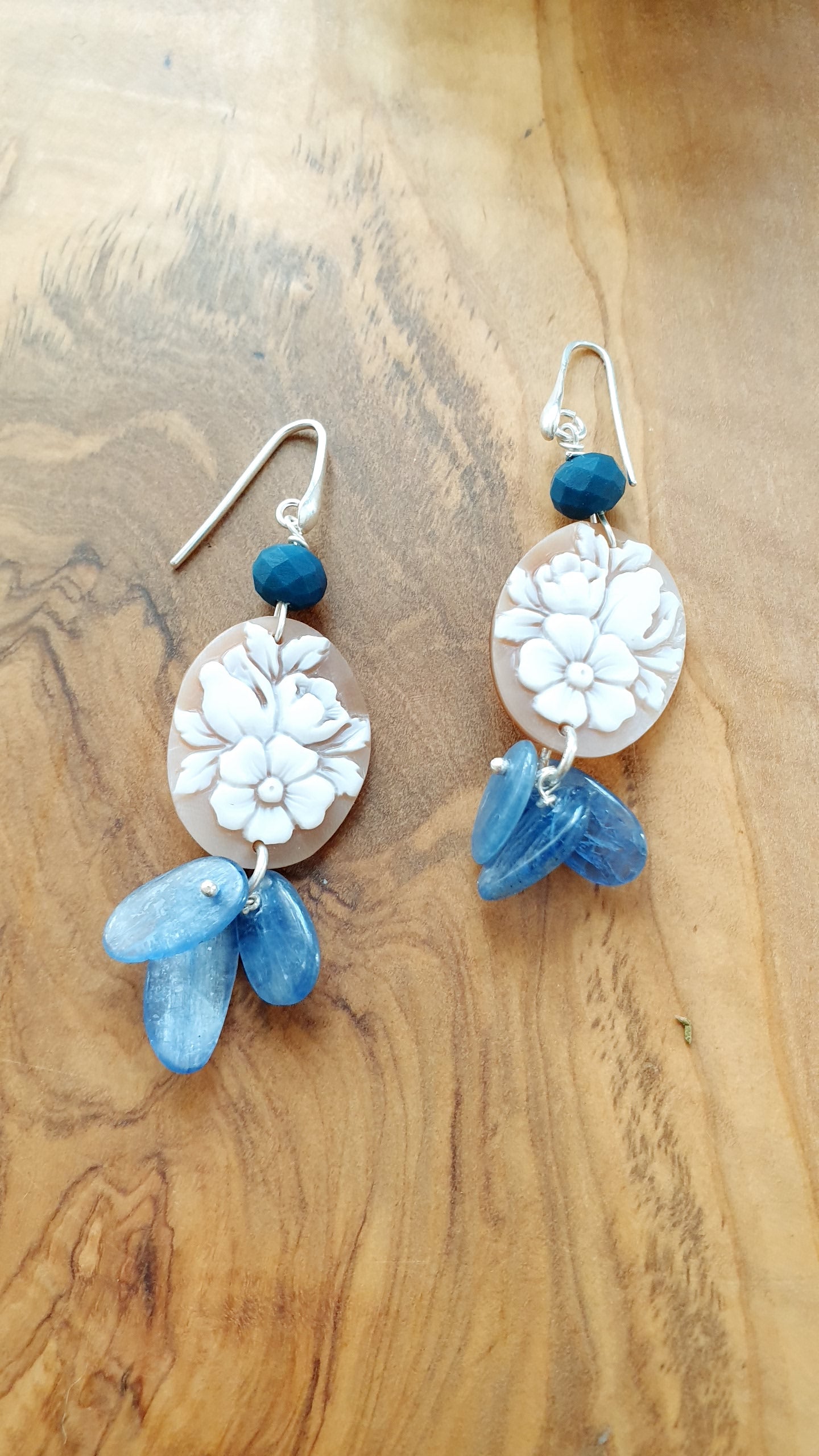 Orecchini in argento con cammei e cianite