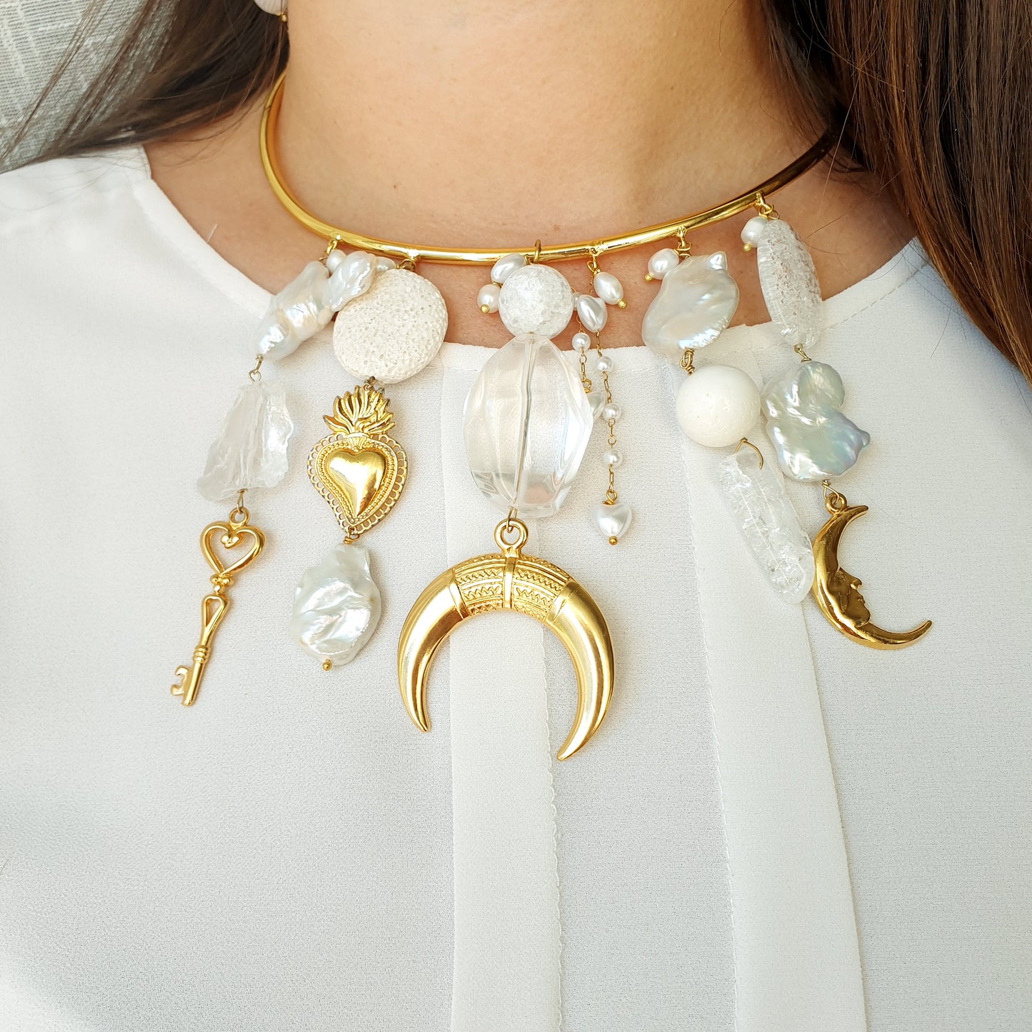 Girocollo placcato oro con perle barocche, quarzo bianco e inserti placcati oro