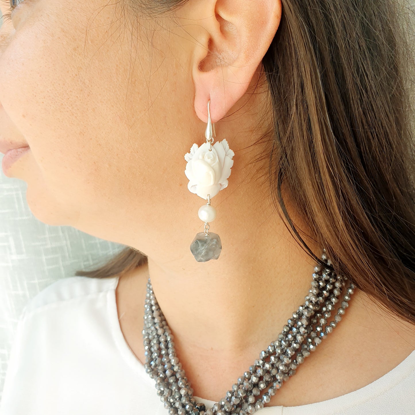 Orecchini in argento con cammeo agate grigie, perle