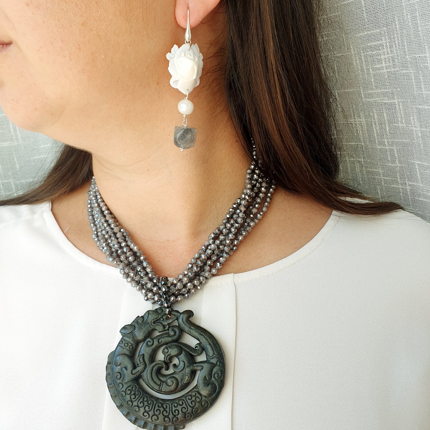 Girocollo di cristallini grigi con giada intagliata