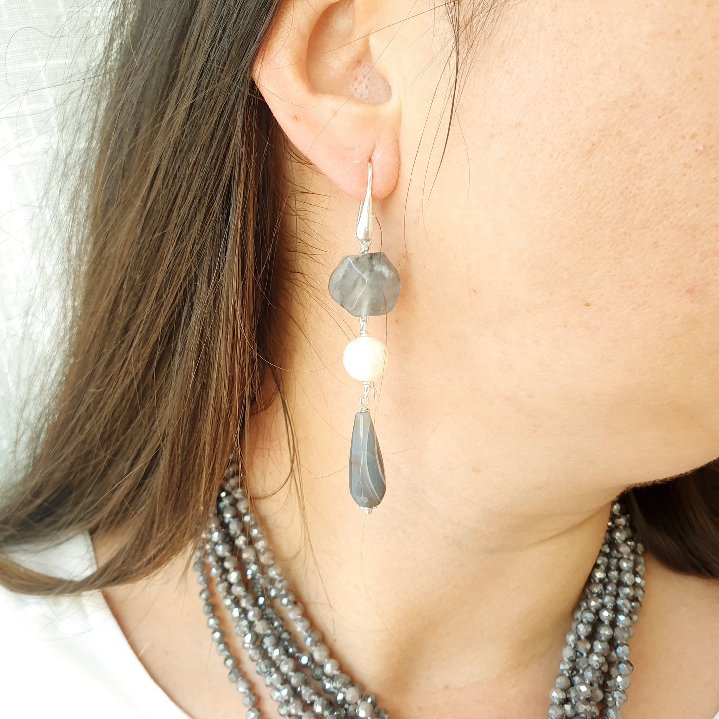 Orecchini in argento con cammeo agate grigie, perle
