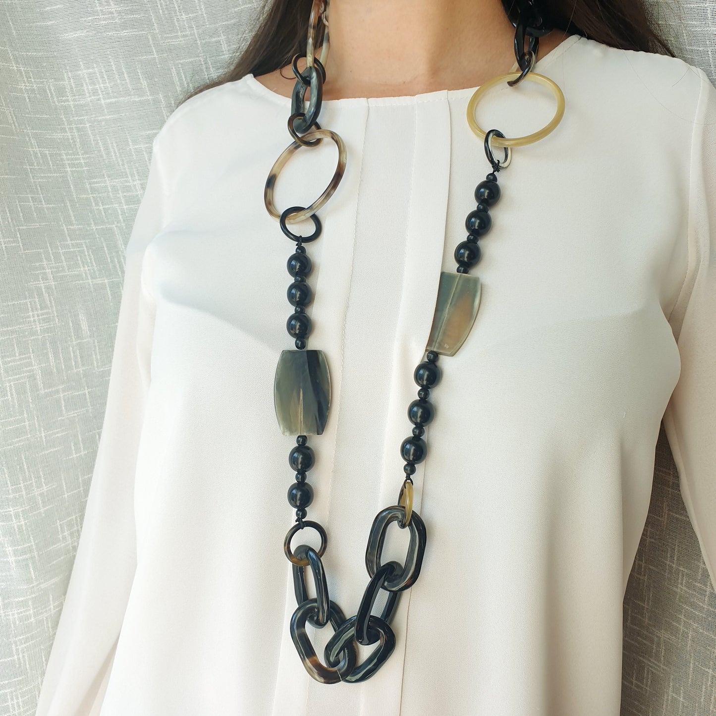 Lunga collana in corno