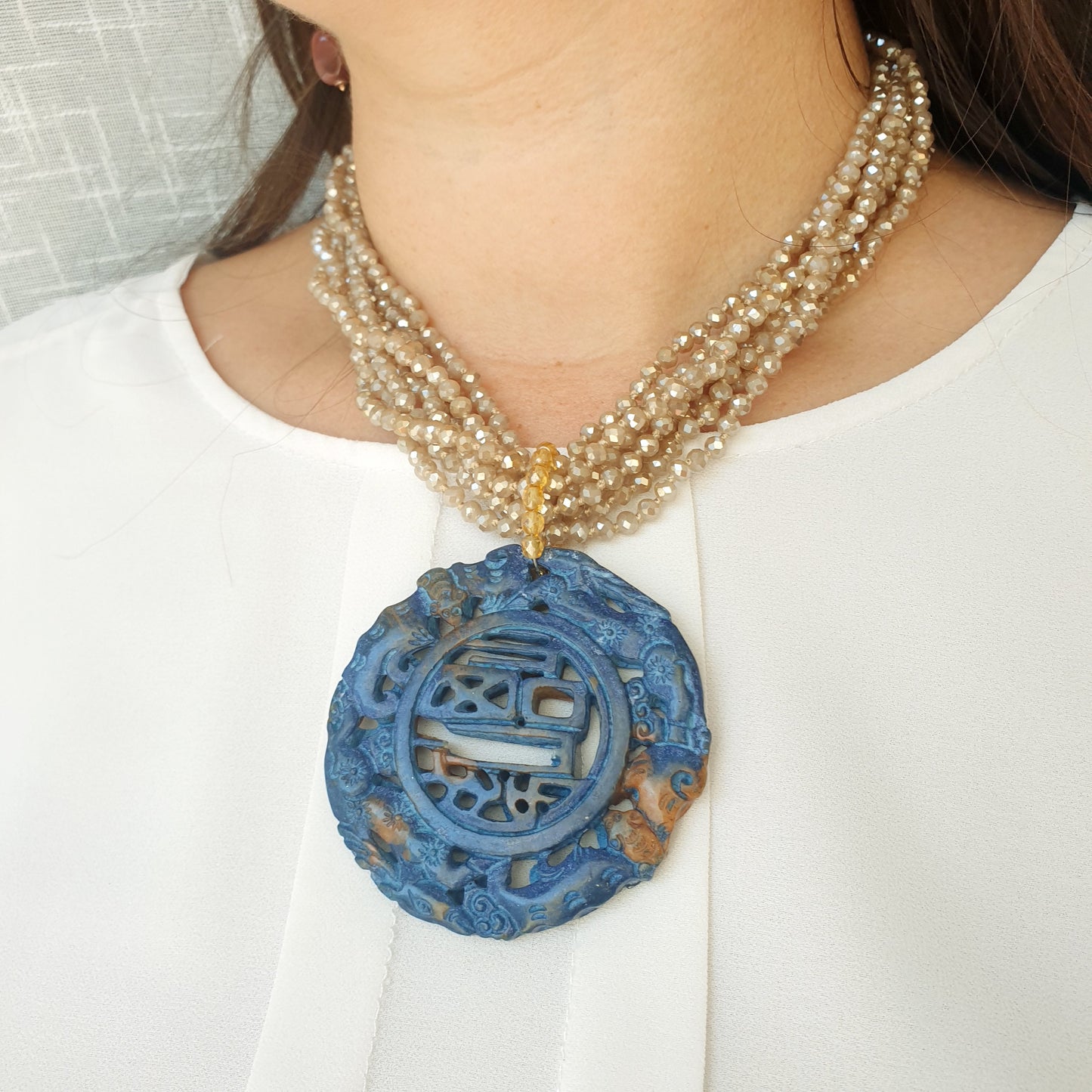 Girocollo di cristallini con giada intagliata