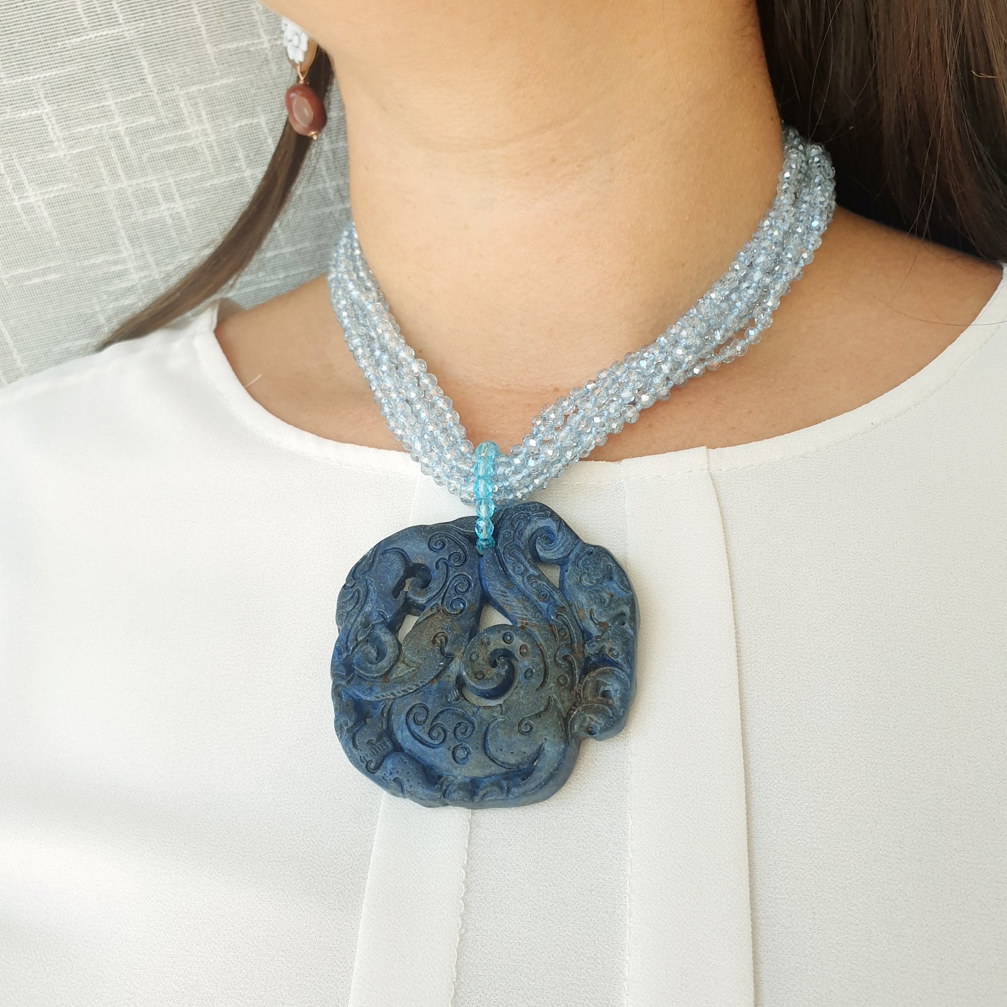 Girocollo di cristallini con giada intagliata