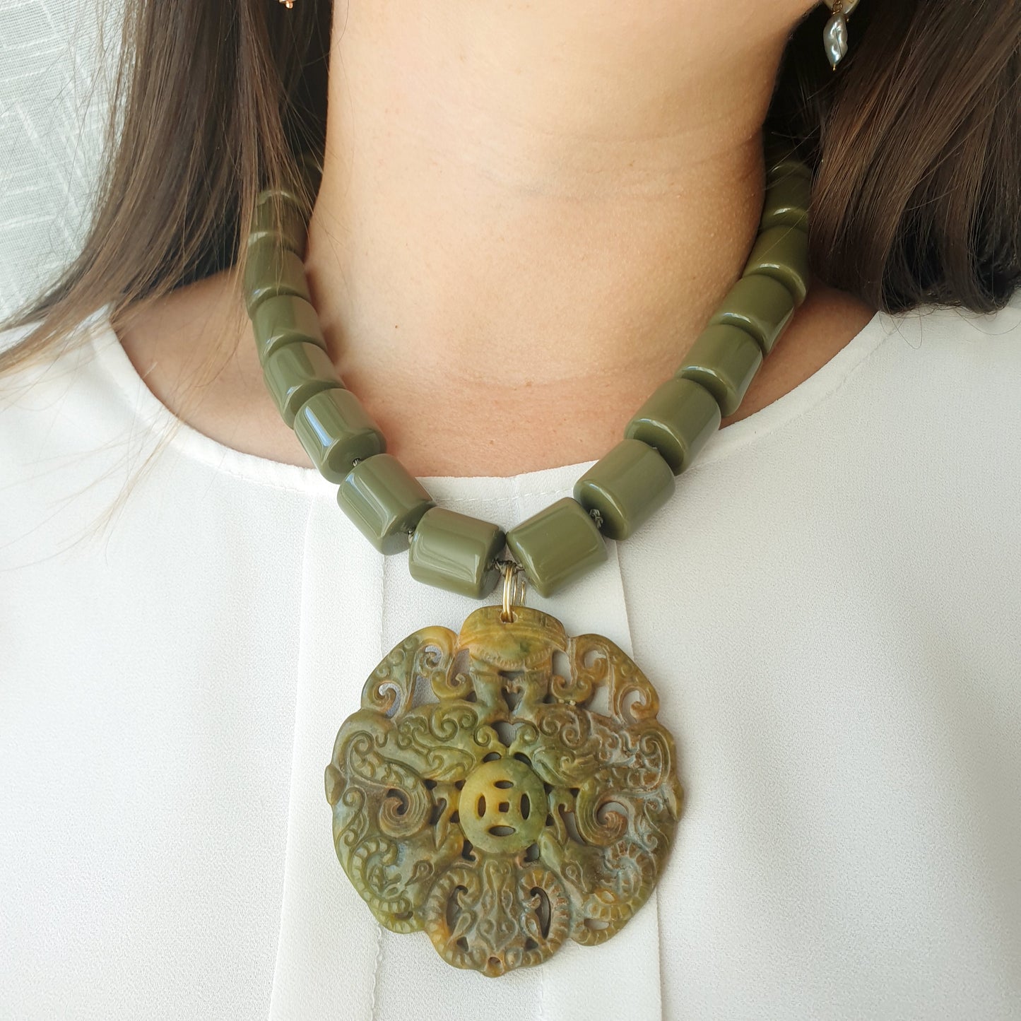 Girocollo in resina coler fango e giada intagliata