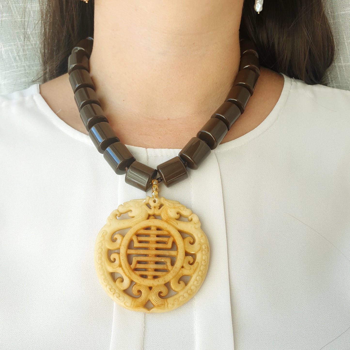 Girocollo in resina marrone con grande giada intagliata