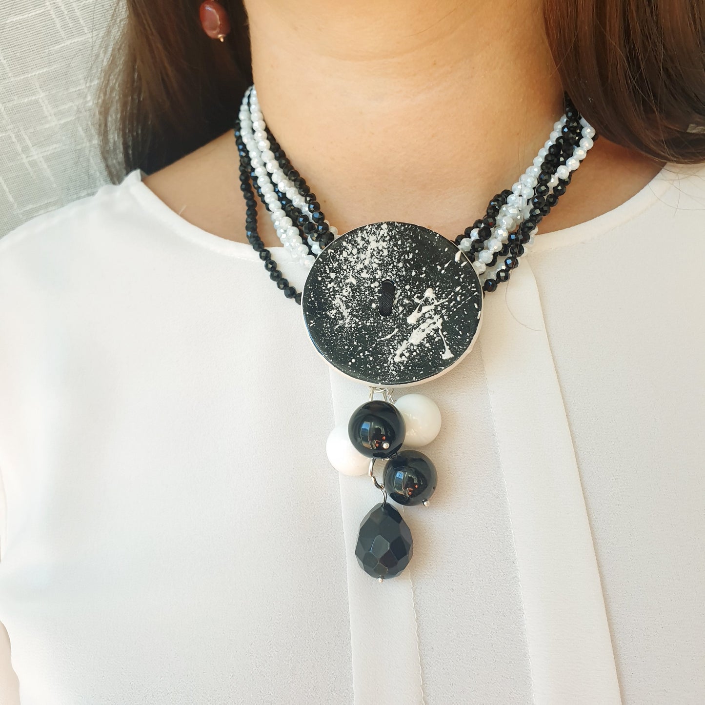 Girocollo con cristallini, ceramica , onice, agata bianca.