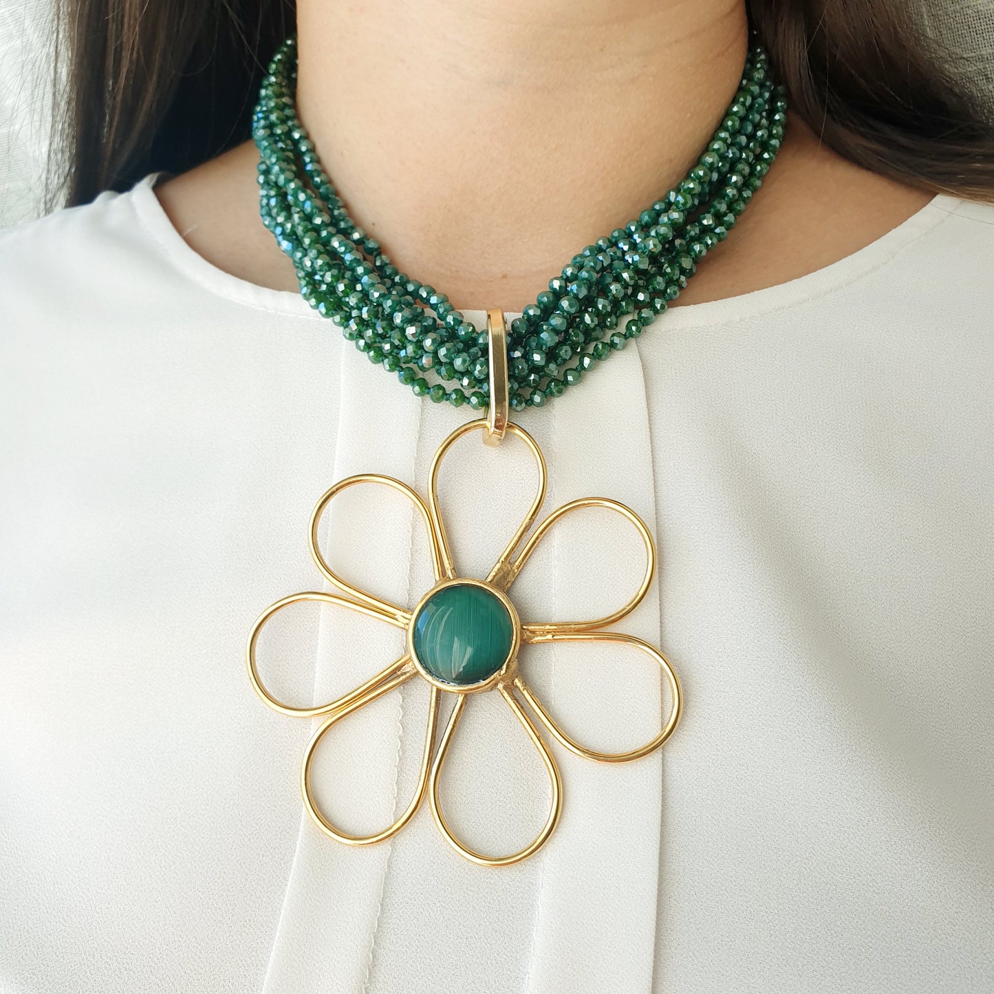 Girocollo di cristallini con fiore placcato oro e occhio di gatto