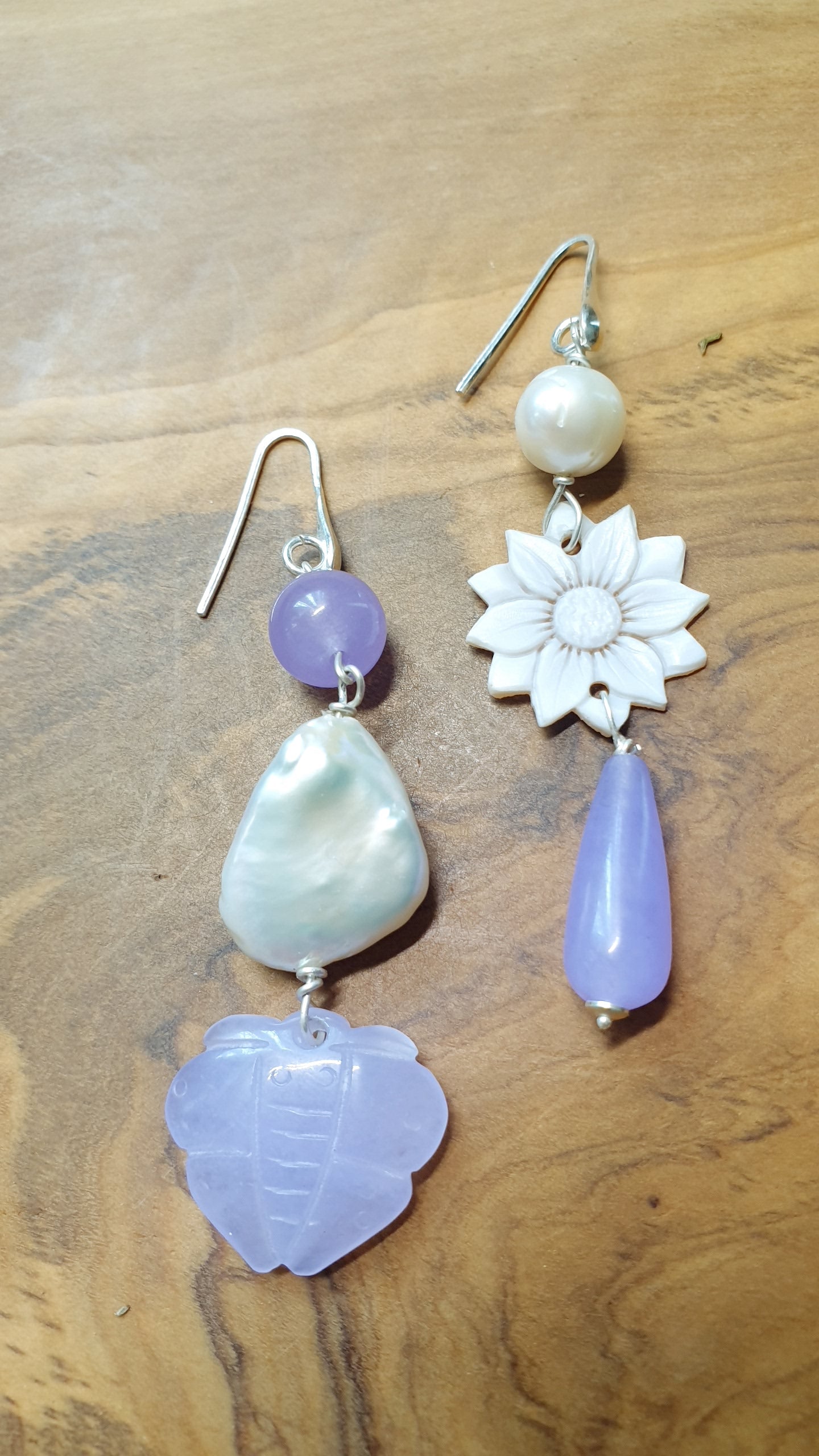 Orecchini in argento con cammeo, perla, giada lavanda