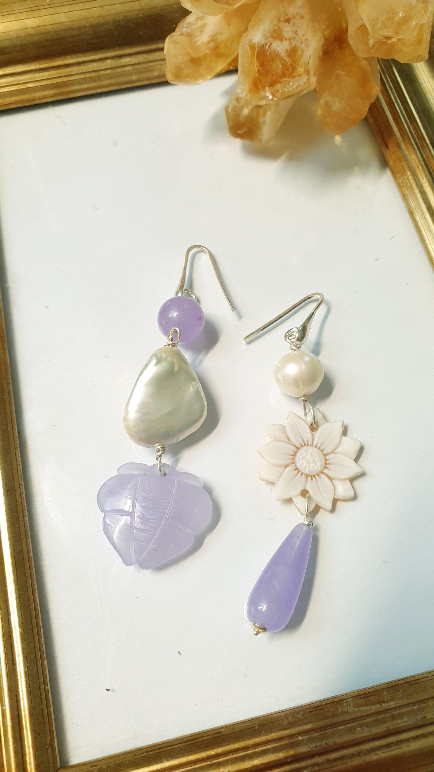Orecchini in argento con cammeo, perla, giada lavanda