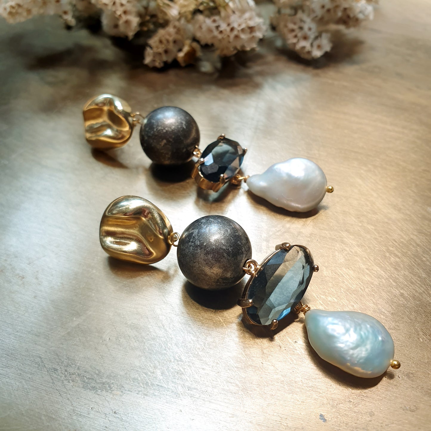 Orecchini in ottone con perle barocche, cristalli e resina