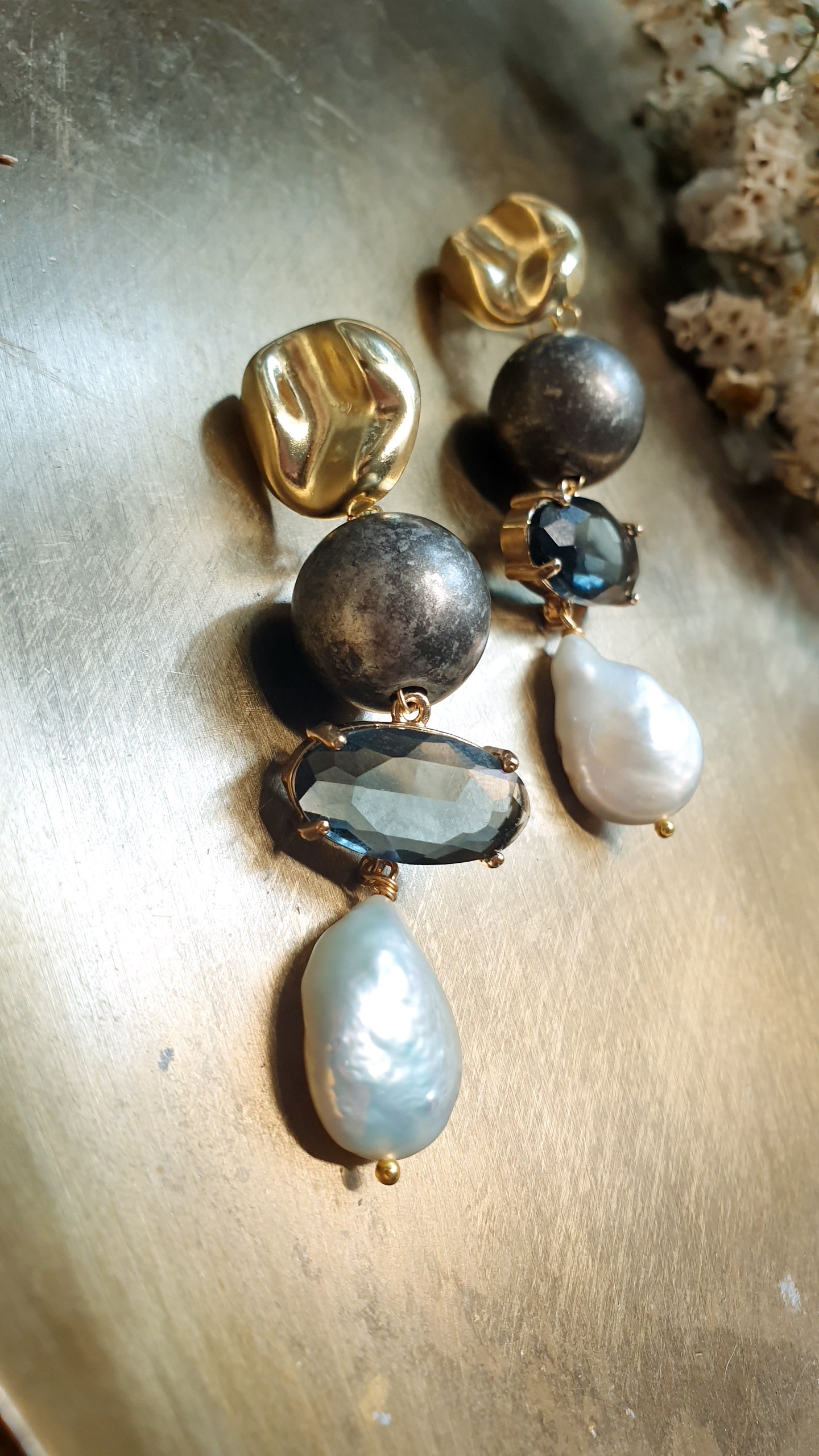 Orecchini in ottone con perle barocche, cristalli e resina