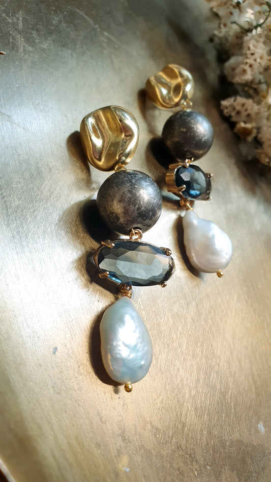 Orecchini in ottone con perle barocche, cristalli e resina