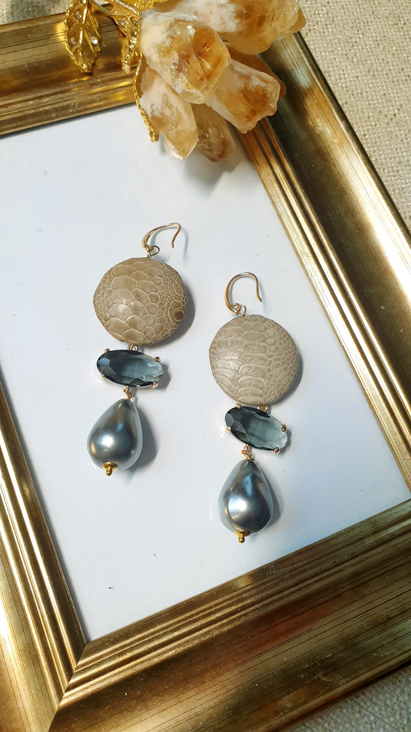 Orecchini in ottone con serpente, cristallo, perle di Maiorca