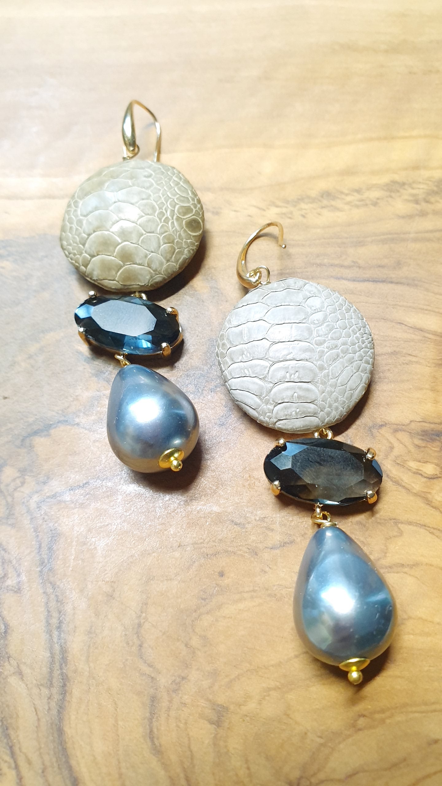 Orecchini in ottone con serpente, cristallo, perle di Maiorca