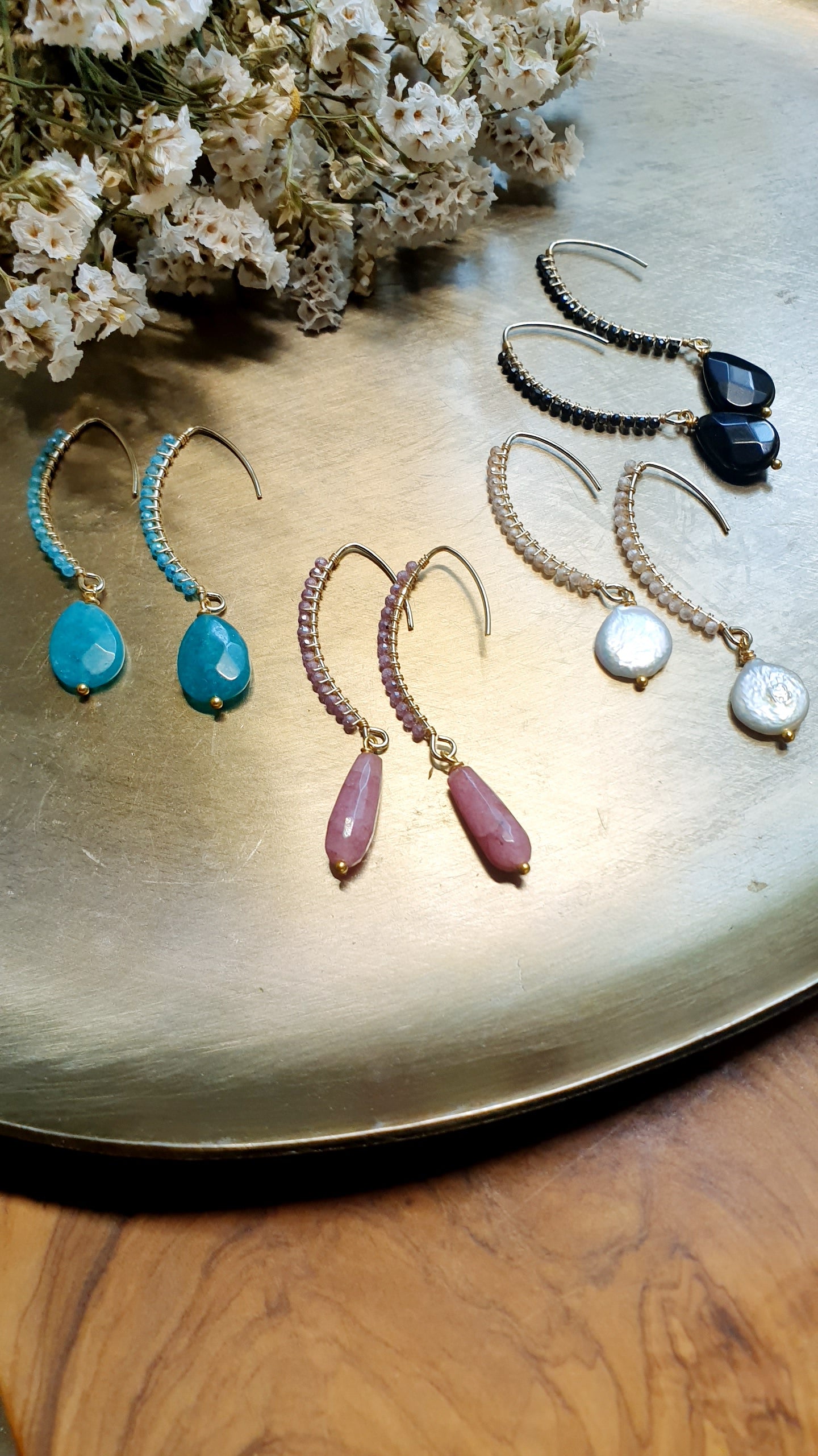 Orecchini in ottone con cristallini, perle, onice, agata