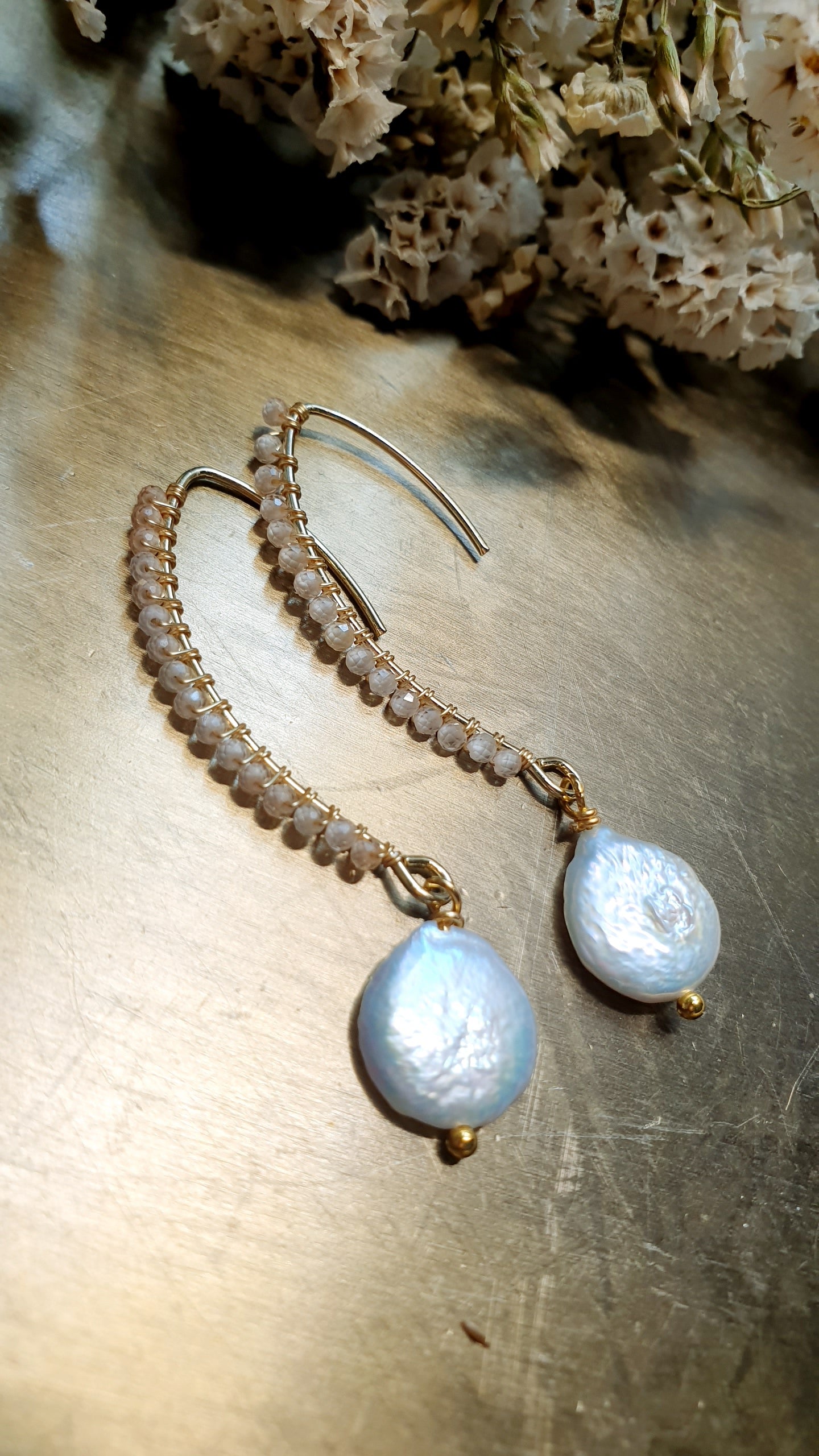 Orecchini in ottone con cristallini, perle, onice, agata