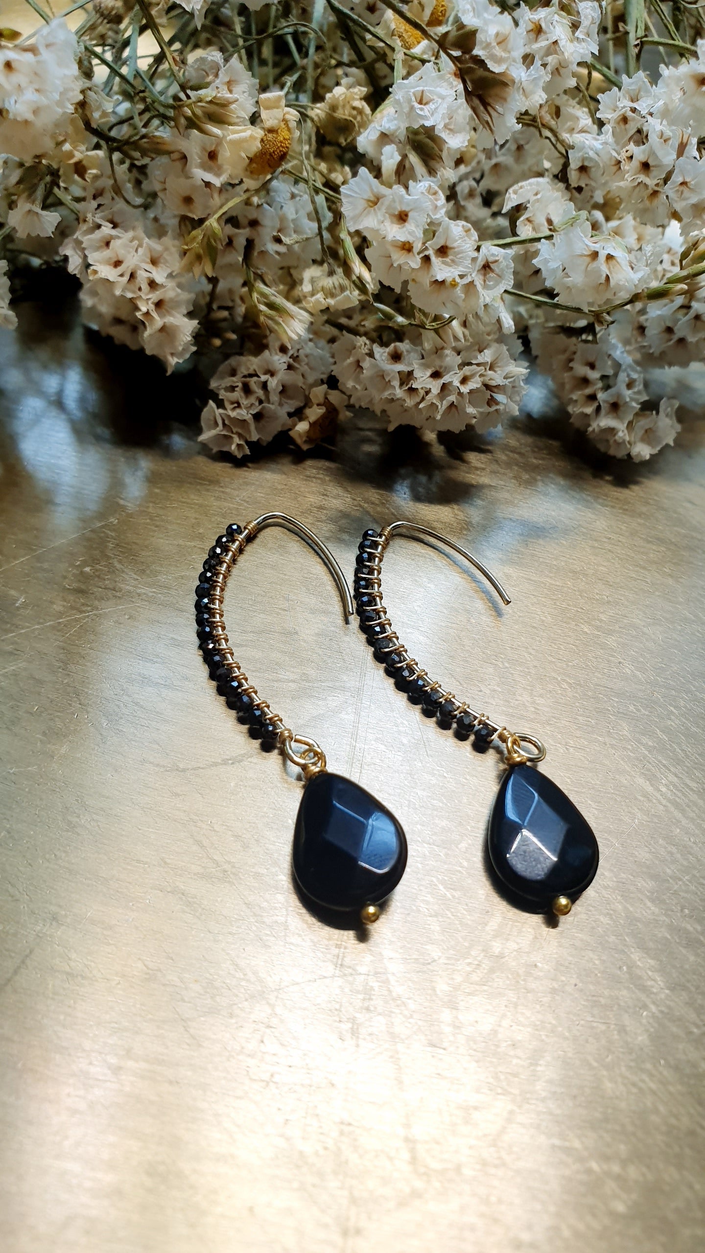 Orecchini in ottone con cristallini, perle, onice, agata