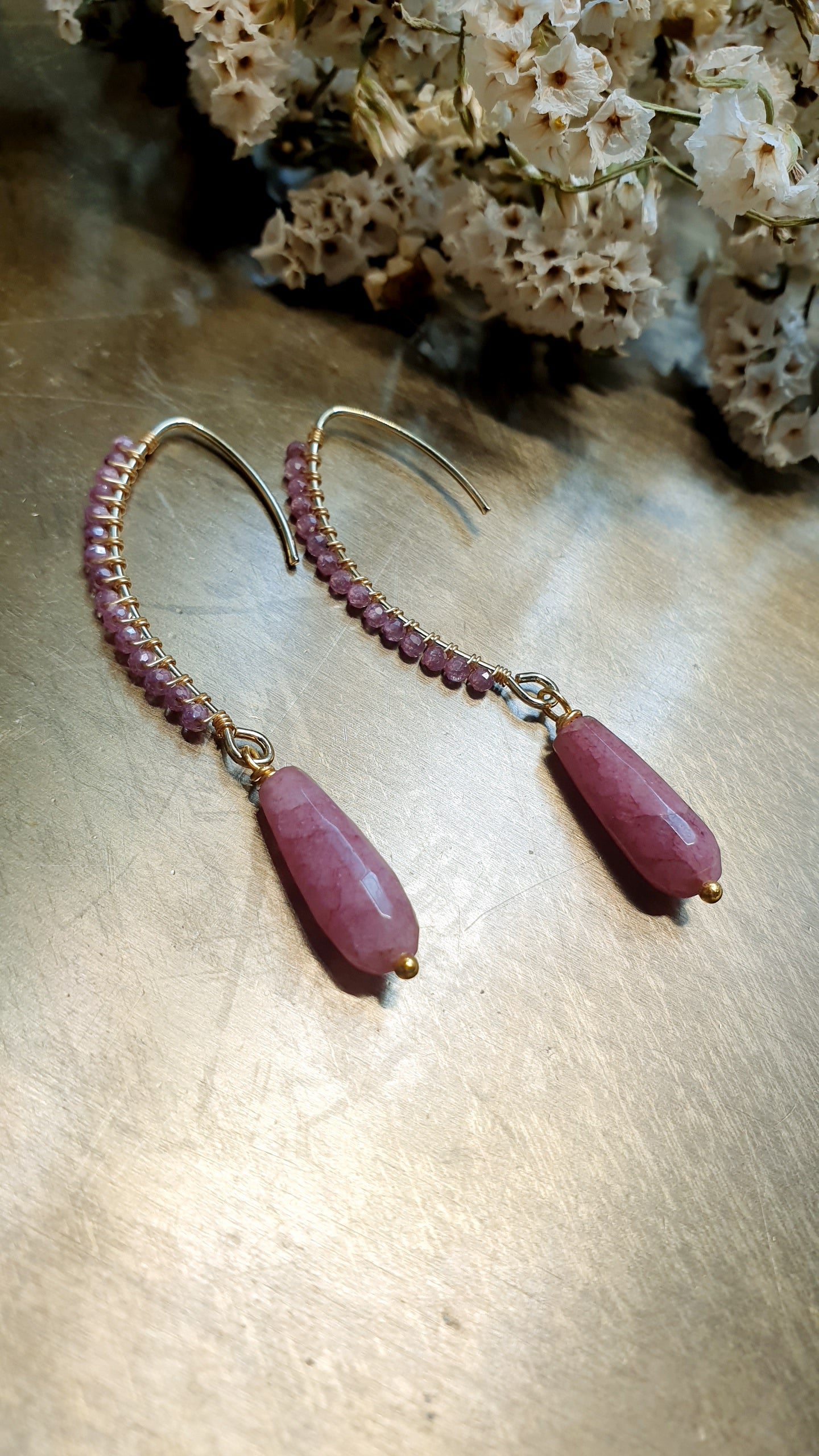 Orecchini in ottone con cristallini, perle, onice, agata