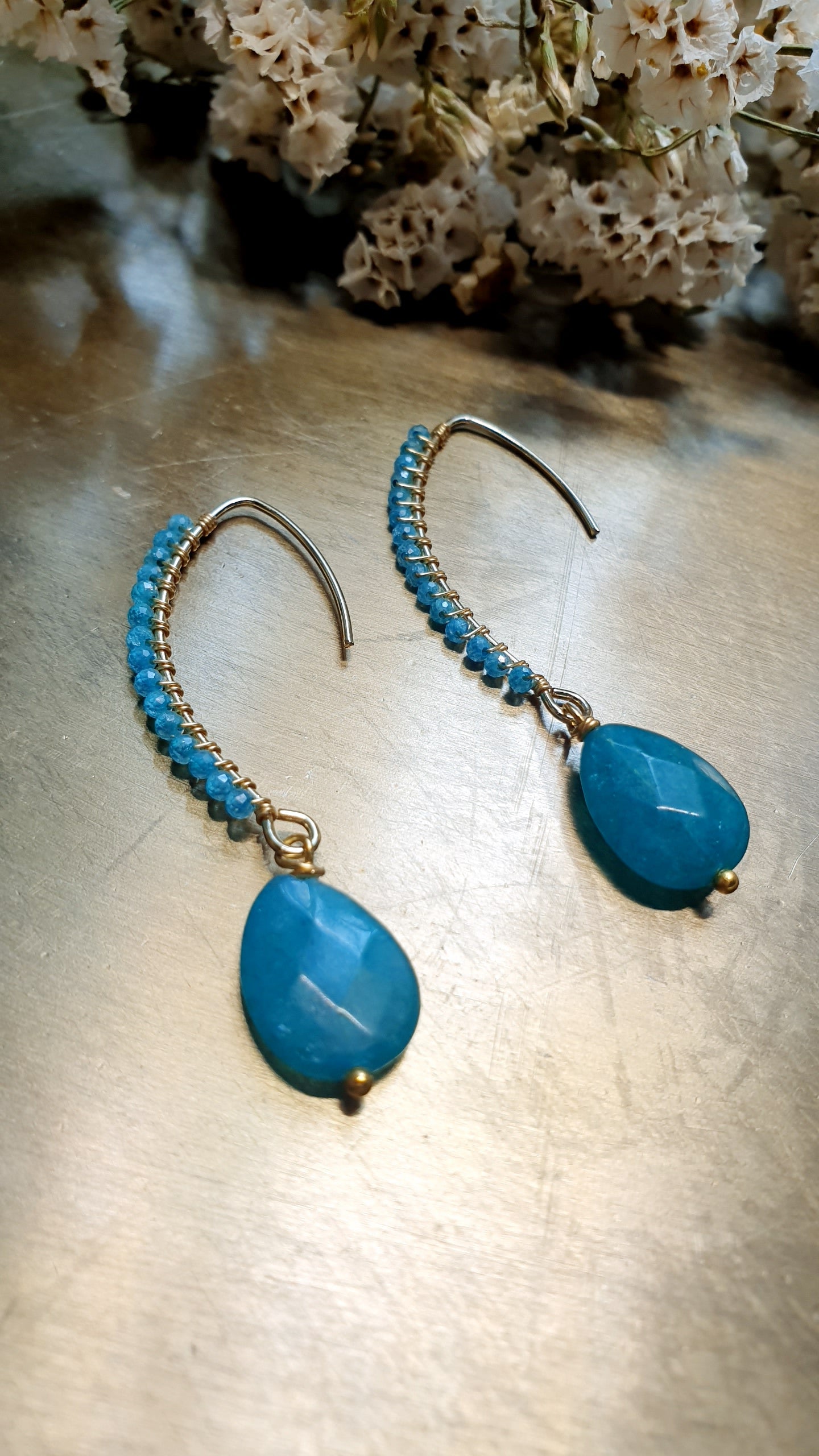 Orecchini in ottone con cristallini, perle, onice, agata