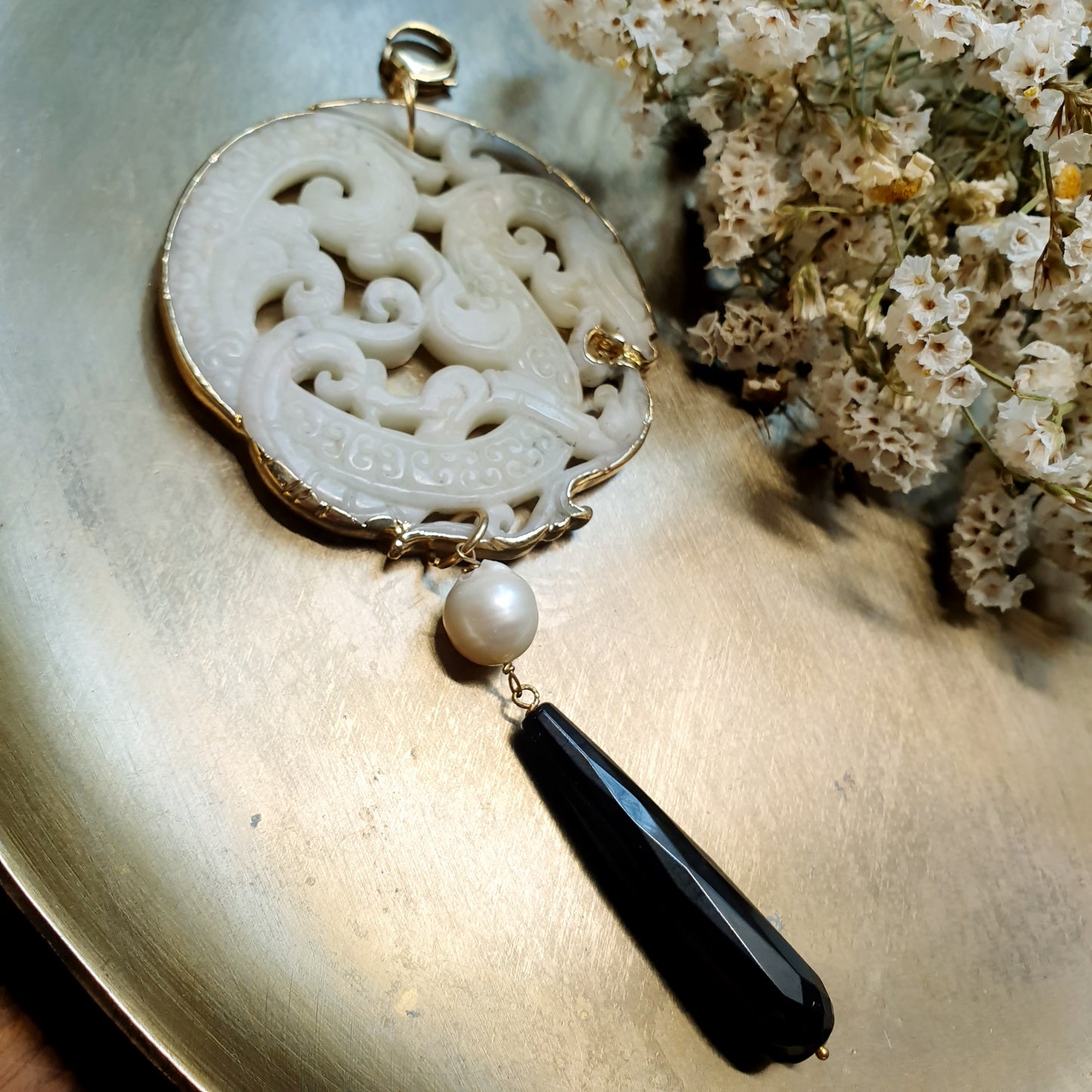Ciondolo mala con giada intagliata, perla barocca e onice