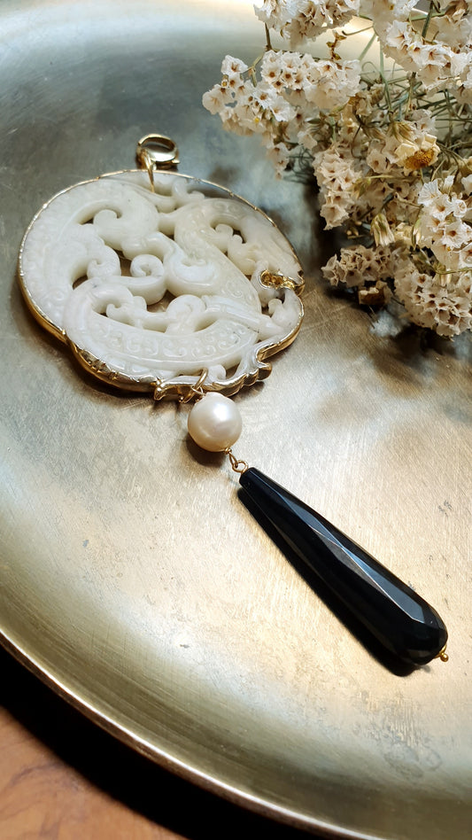 Ciondolo mala con giada intagliata, perla barocca e onice