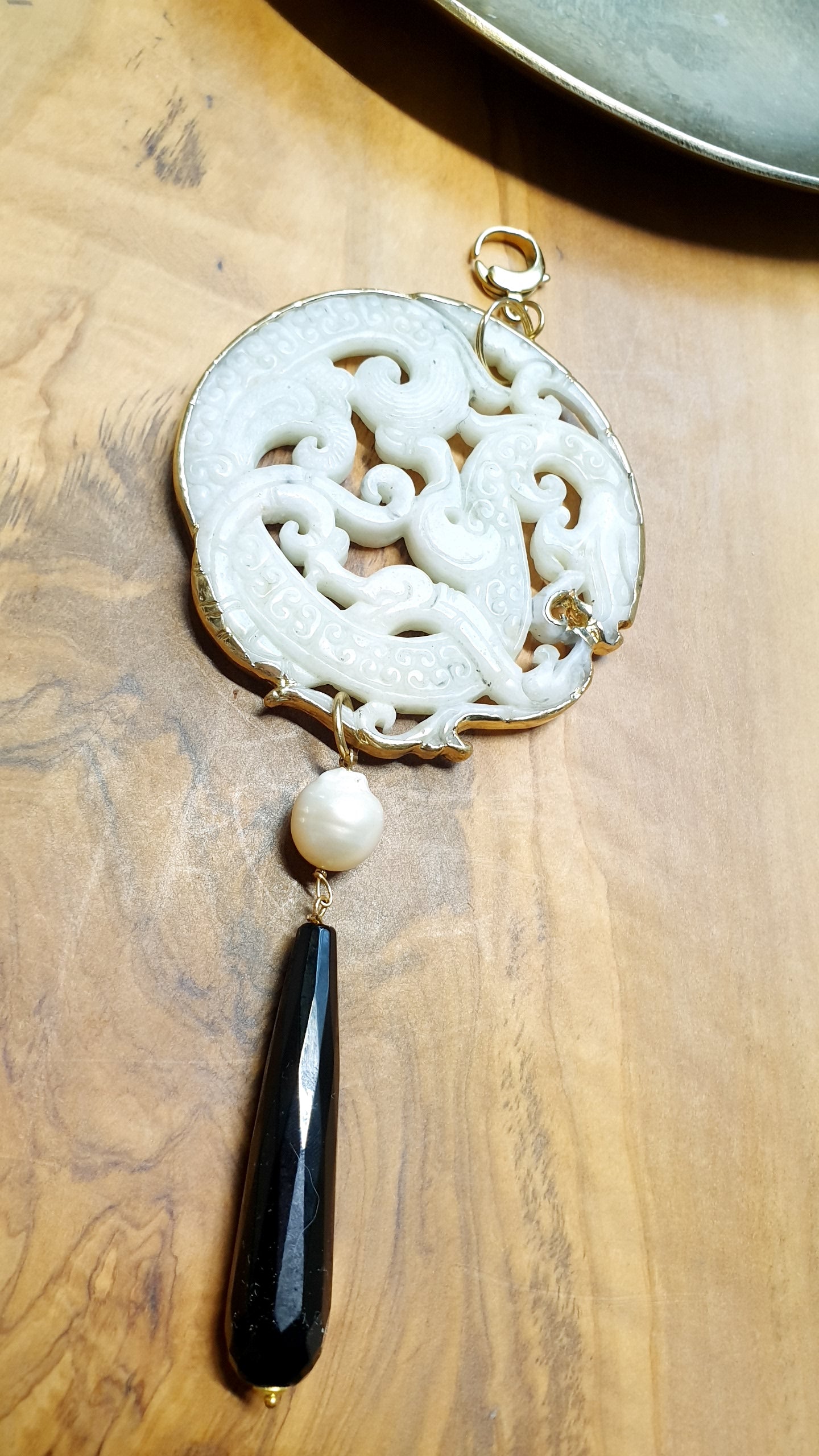 Ciondolo mala con giada intagliata, perla barocca e onice