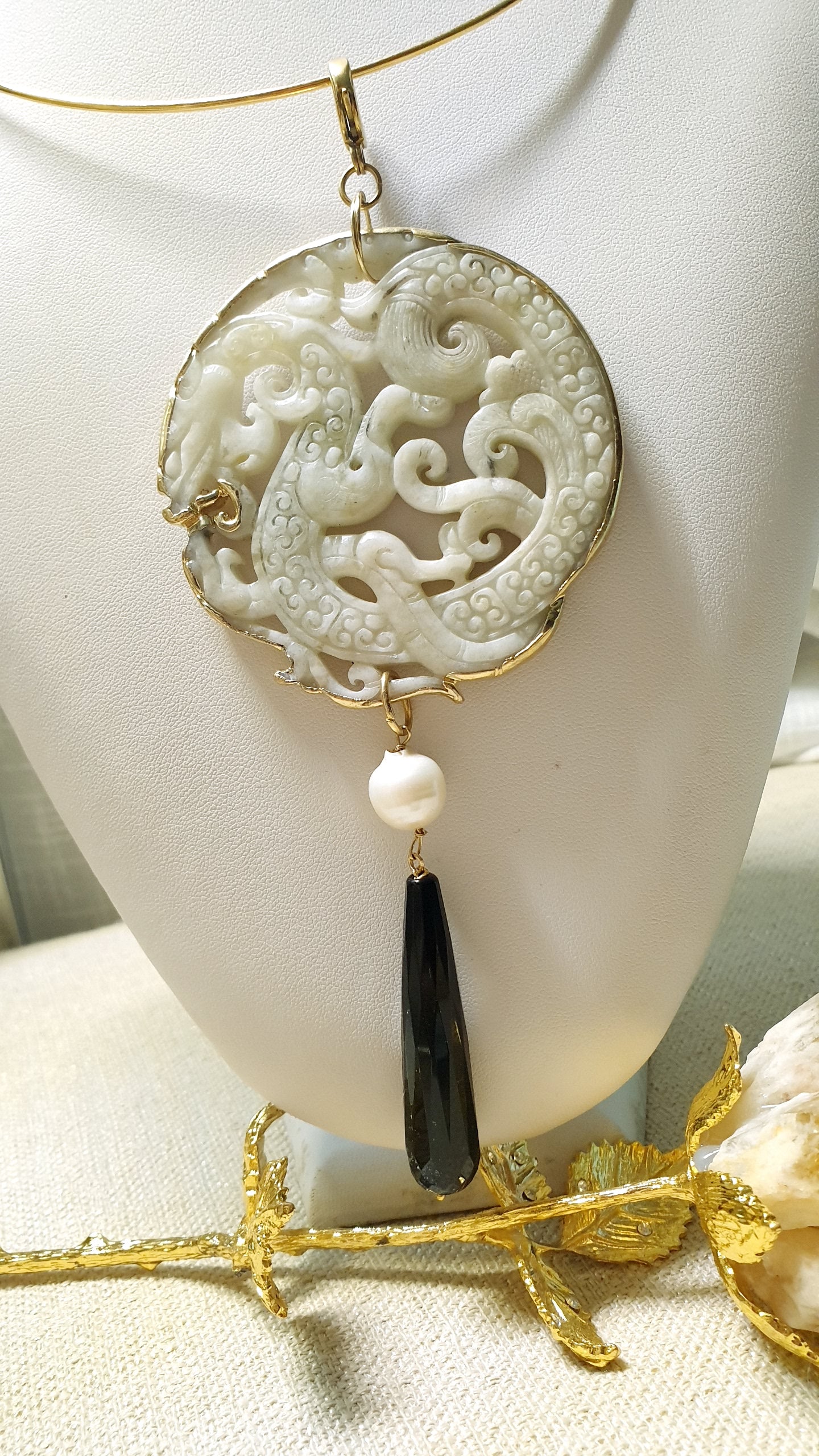 Ciondolo mala con giada intagliata, perla barocca e onice