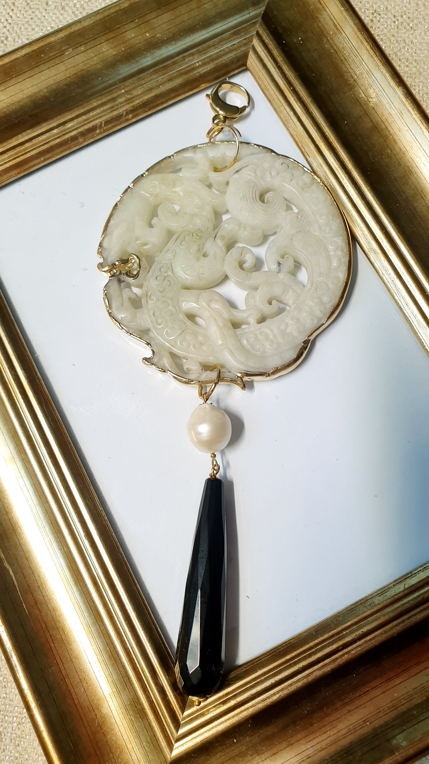 Ciondolo mala con giada intagliata, perla barocca e onice
