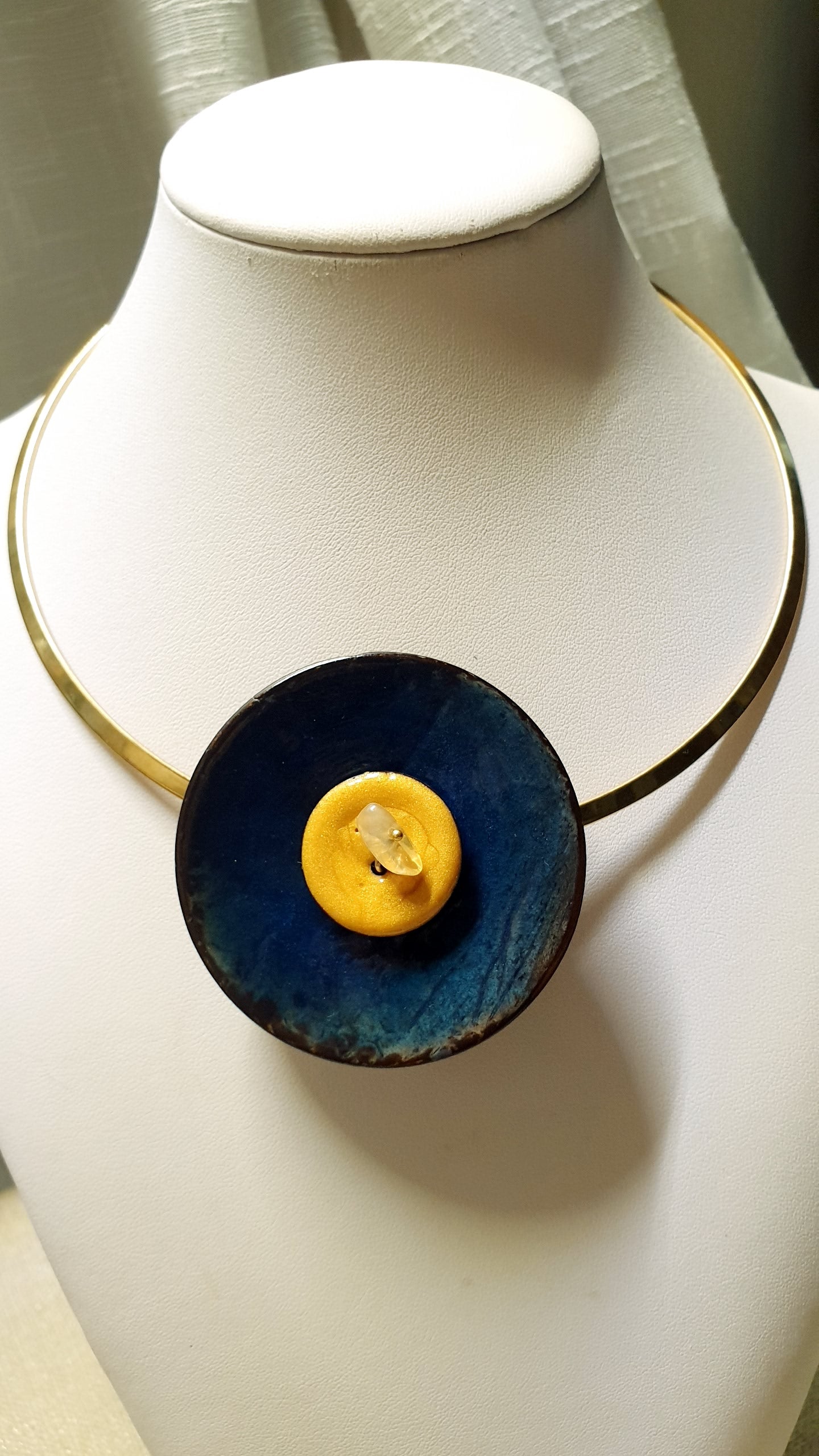 Girocollo in acciaio con dischi in semi laccati e chip di citrino