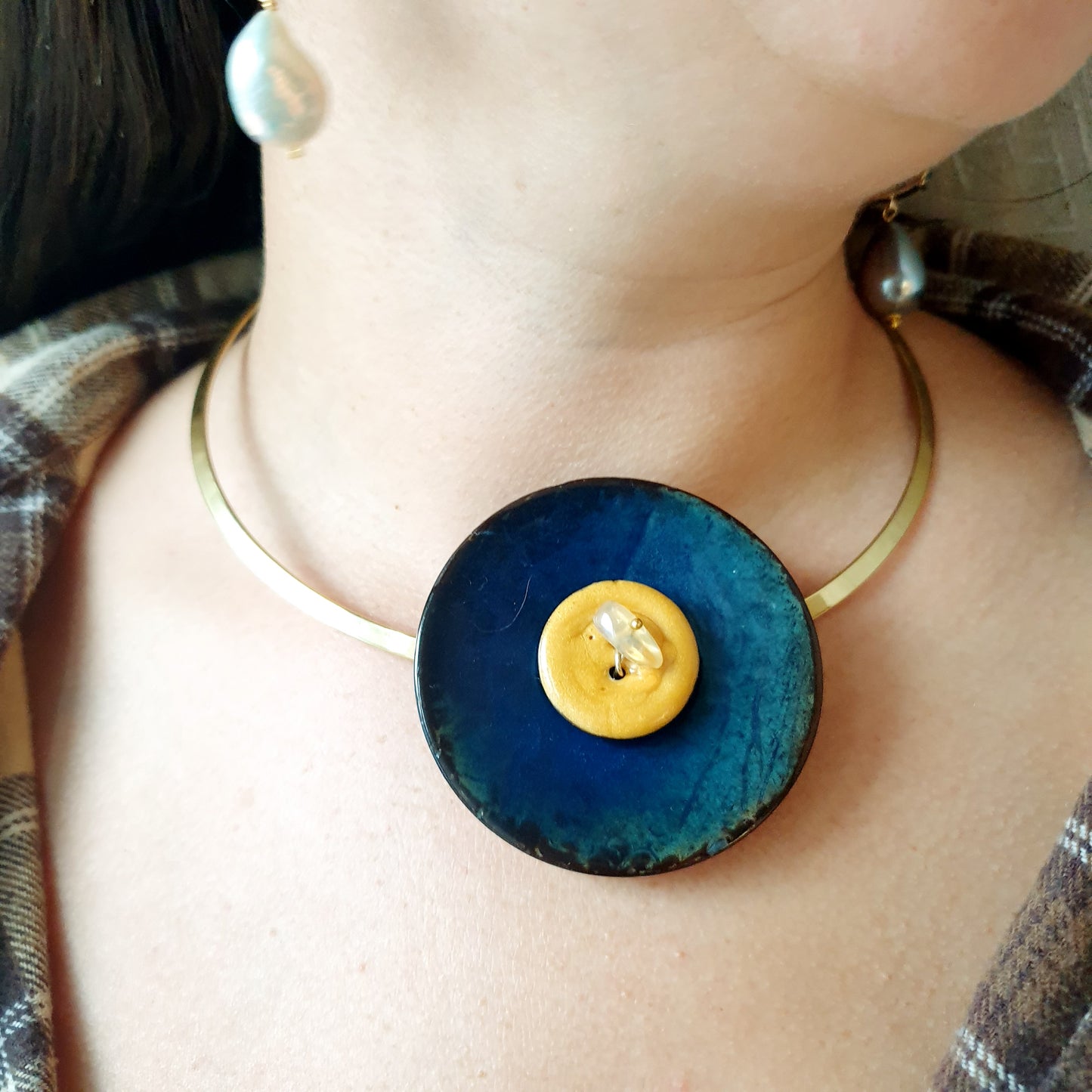 Girocollo in acciaio con dischi in semi laccati e chip di citrino