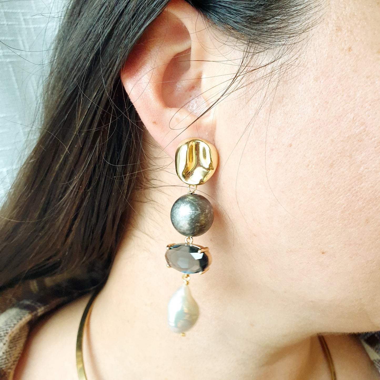 Orecchini in ottone con perle barocche, cristalli e resina