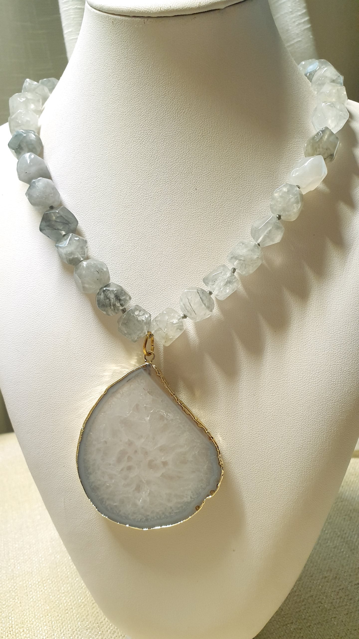 Girocollo in quarzo grigio con grande drusa di agata