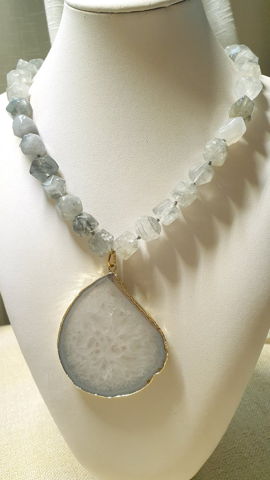 Girocollo in quarzo grigio con grande drusa di agata