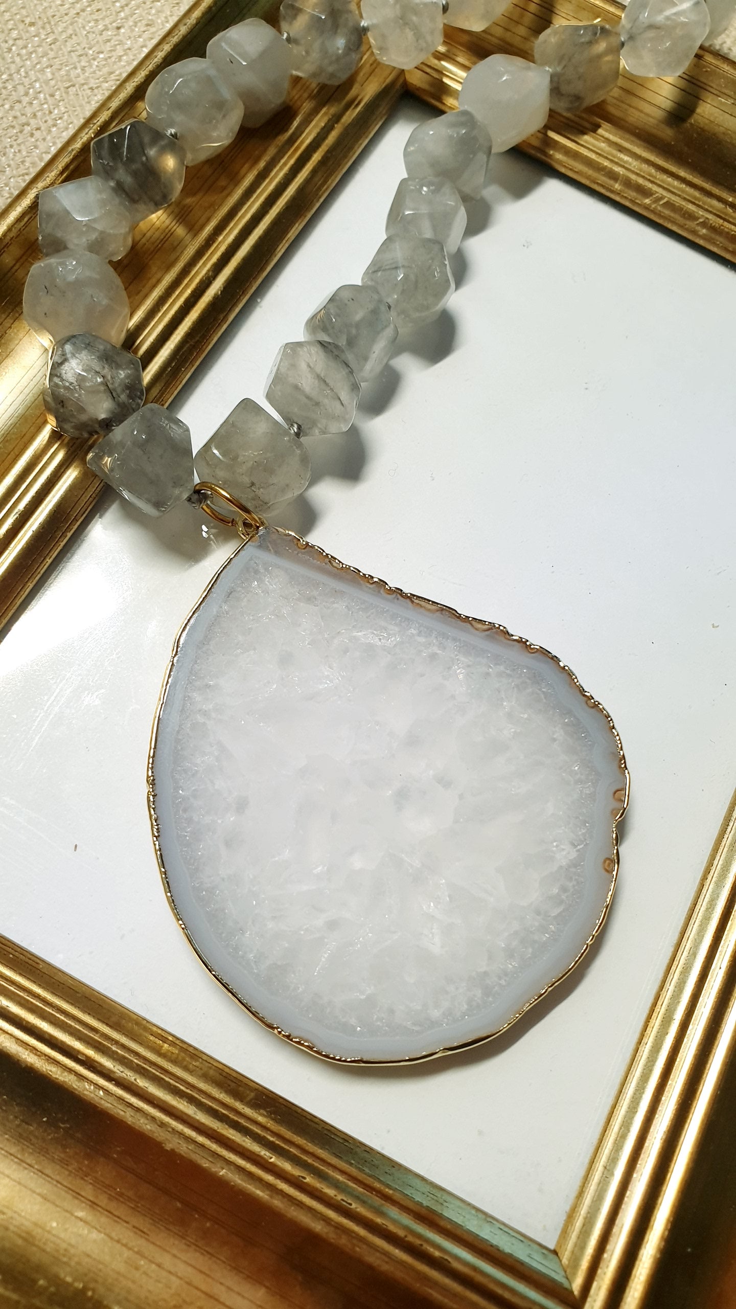 Girocollo in quarzo grigio con grande drusa di agata